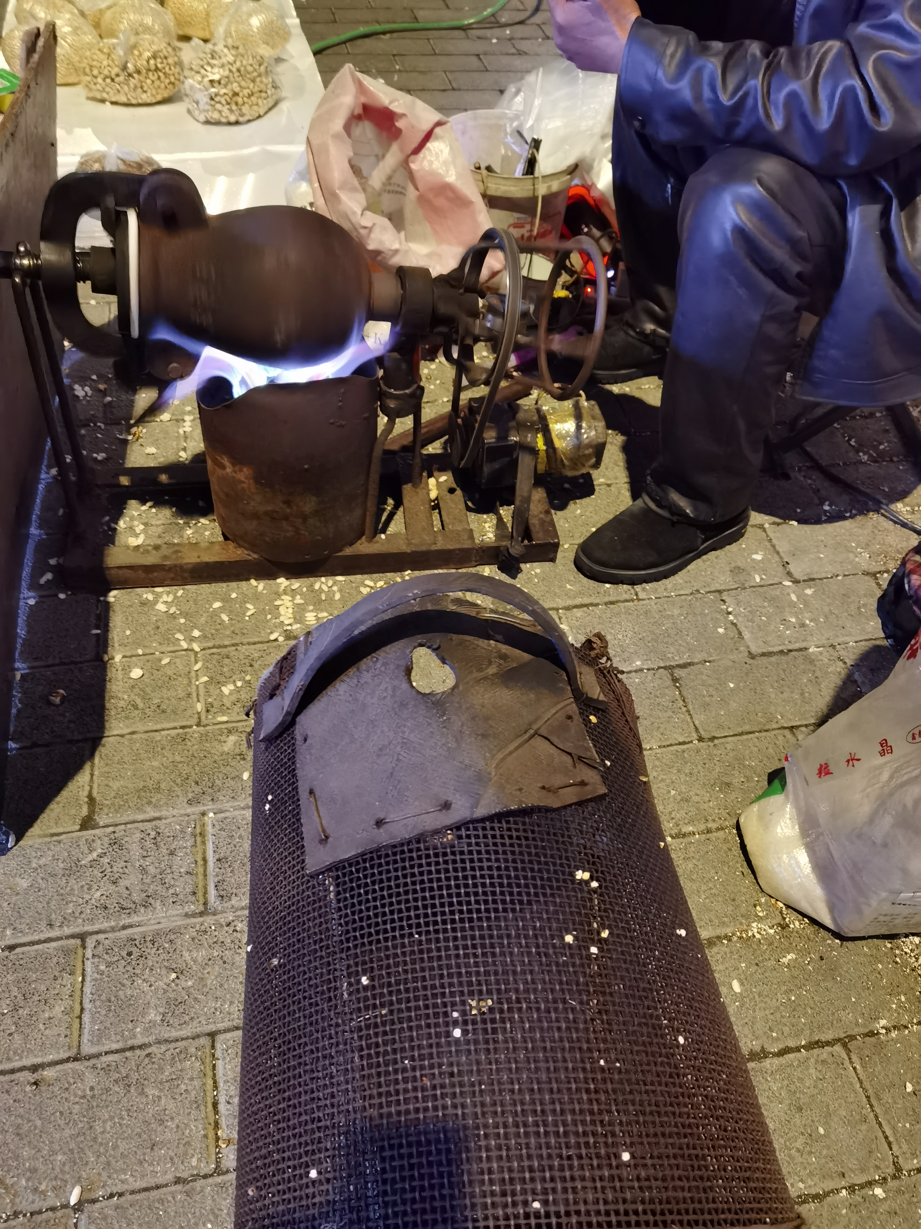 夜跑路上乐趣多,路过爆米花摊子,勾起小时候的味道,炉火旺,锅炉摇