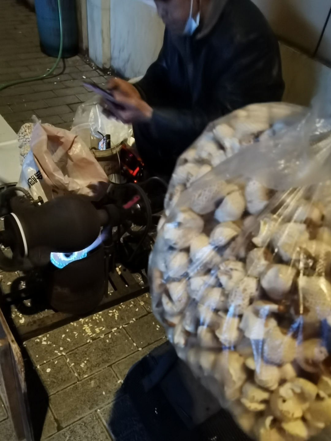 夜跑路上乐趣多,路过爆米花摊子,勾起小时候的味道,炉火旺,锅炉摇