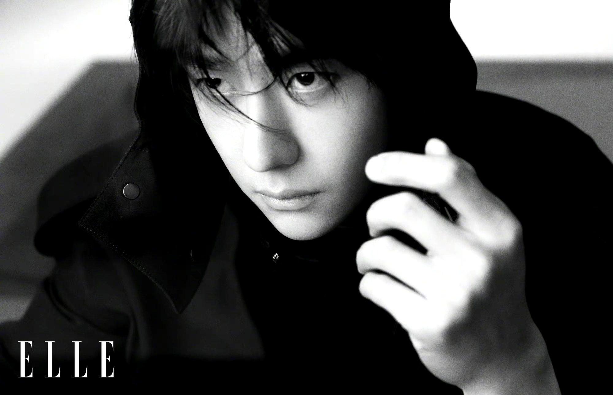 多说无益,直接上图,王一博太适合硬照了!