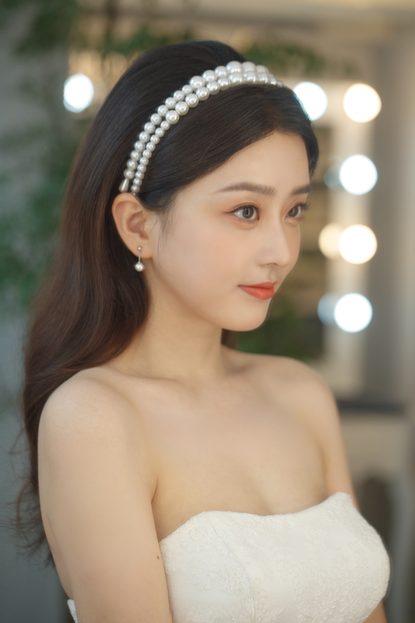 王嘉丽:白色纱裙宛如花仙子,肉嘟嘟的白皙女孩,洋溢着青春与活力!
