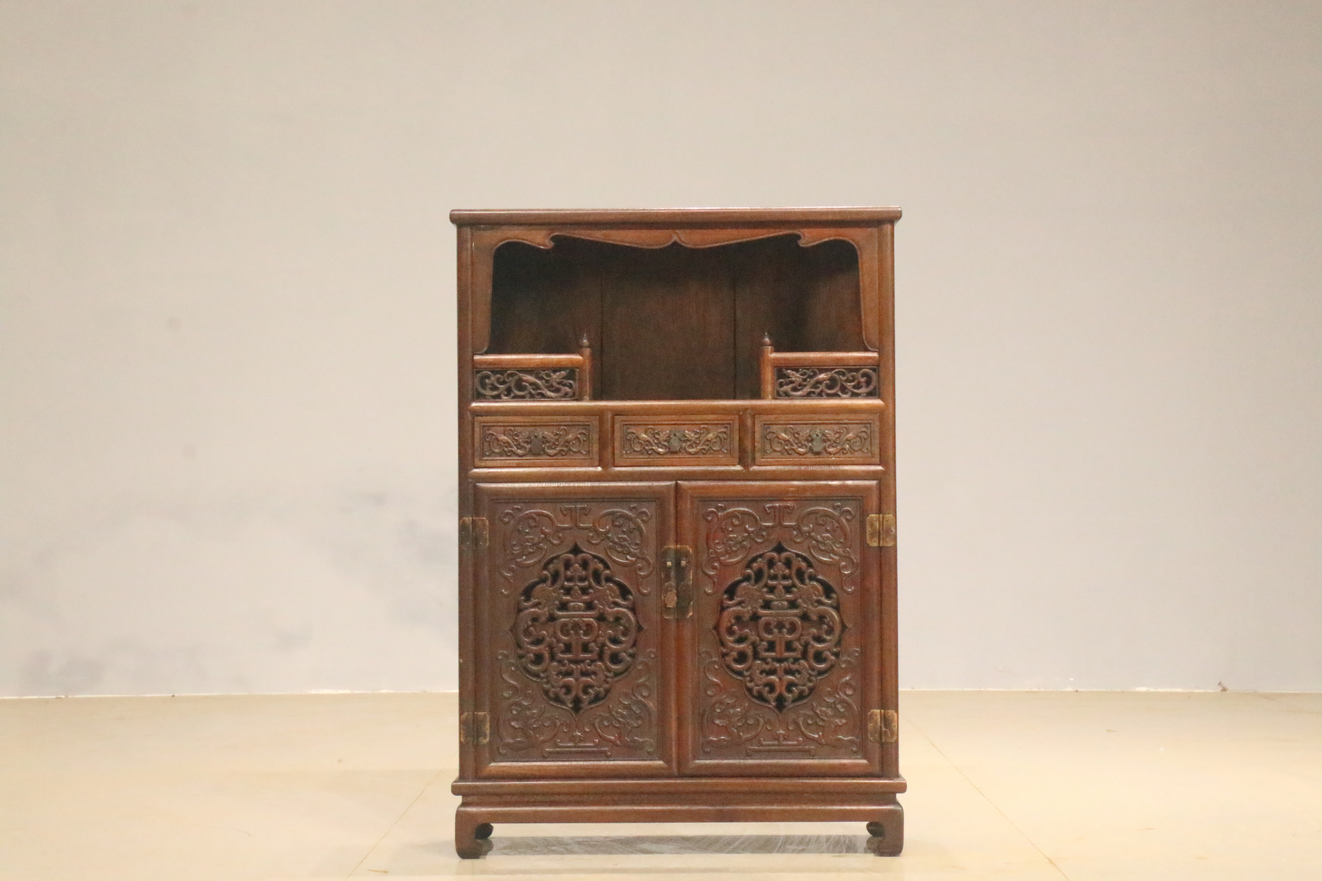 [星星]在中国明式家具中,万历柜最为特殊,它是橱和柜的合体,是多形式