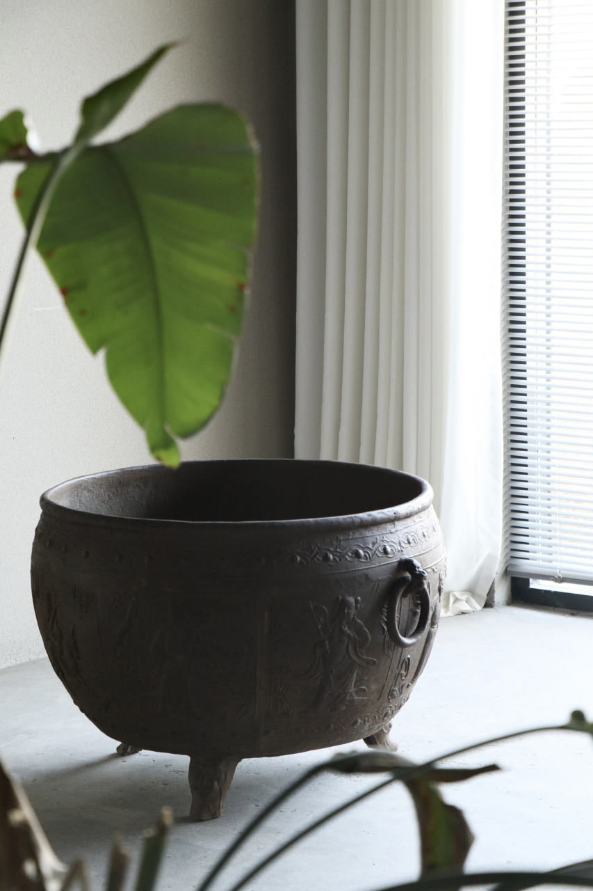 庭院文化|铁缸 铁缸尺寸硕大,器型饱满,四周浮雕八仙人物故事,线条