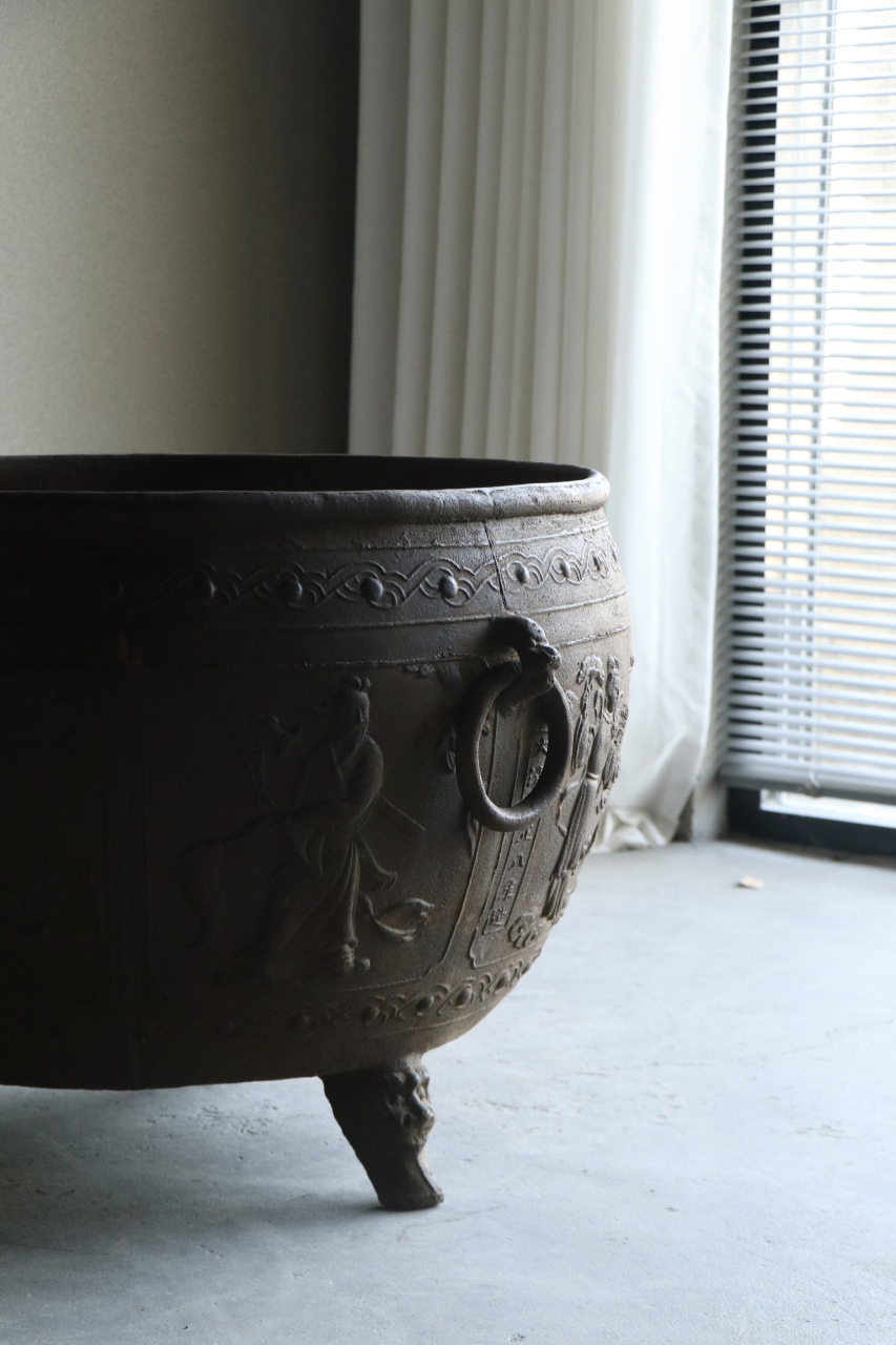 庭院文化|铁缸 铁缸尺寸硕大,器型饱满,四周浮雕八仙人物故事,线条