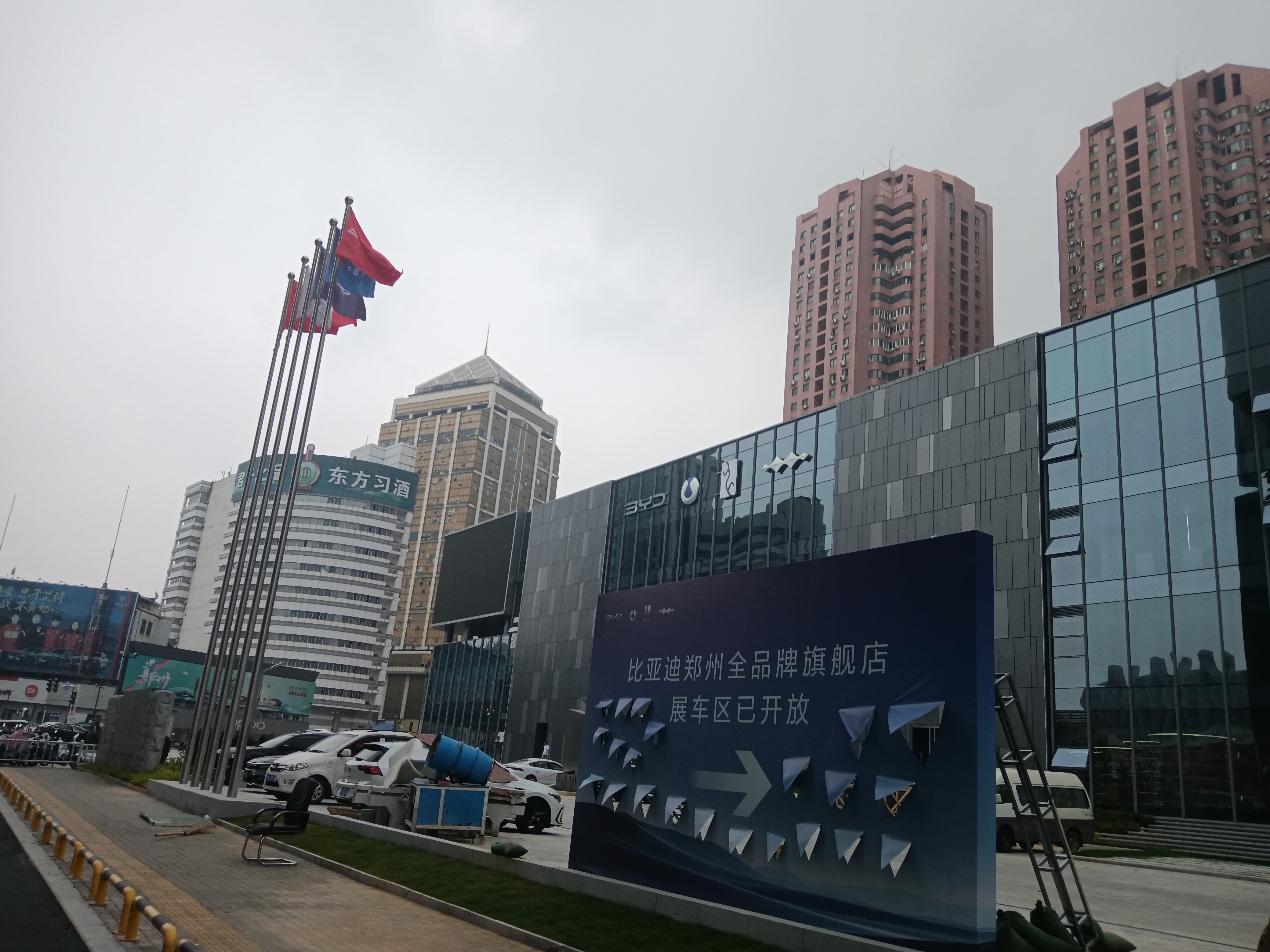 郑州打卡# 商战中心二七广场,昔日霸主地位的金博大商场,如今已鄙身