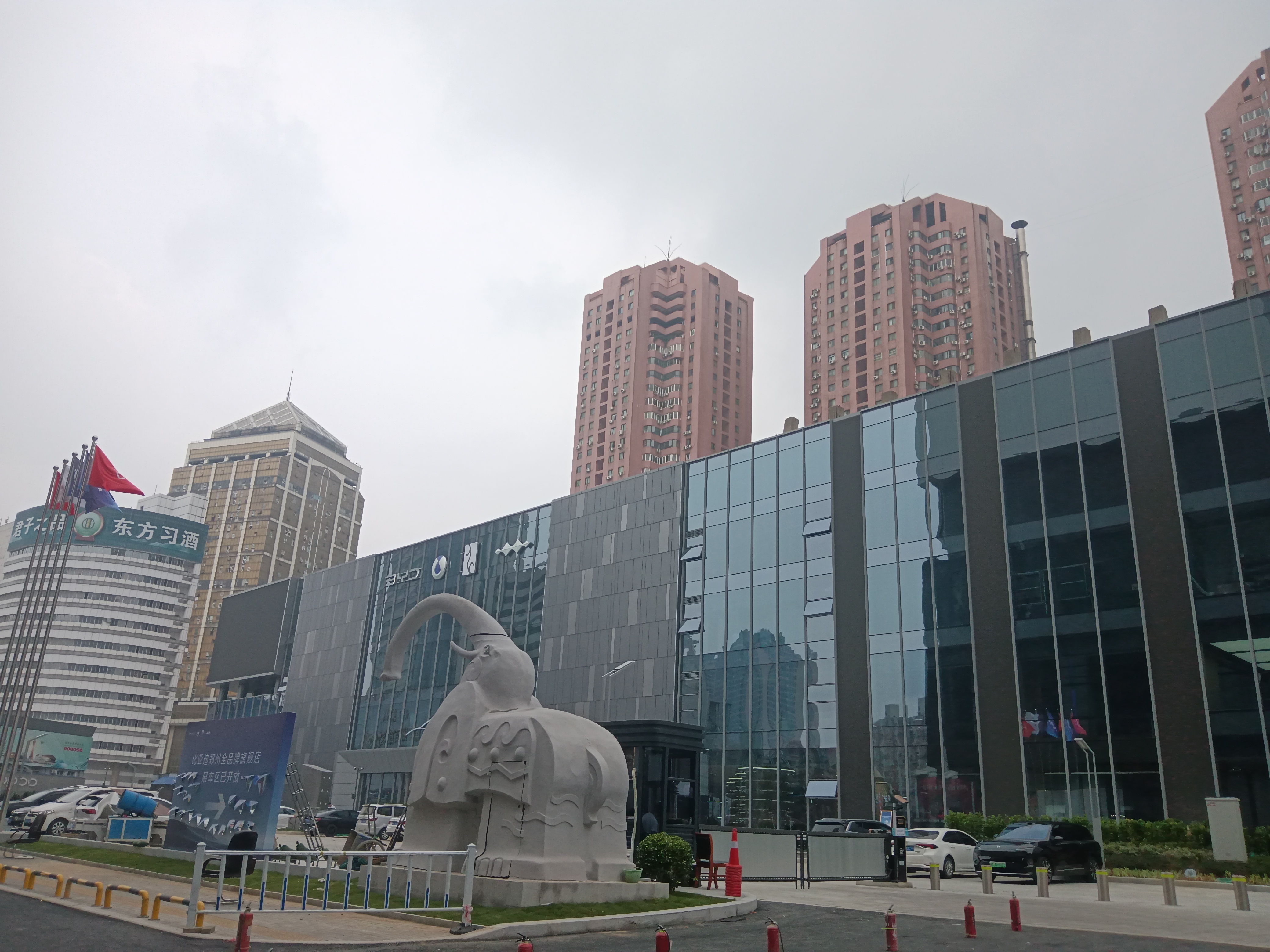 郑州打卡# 商战中心二七广场,昔日霸主地位的金博大商场,如今已鄙身