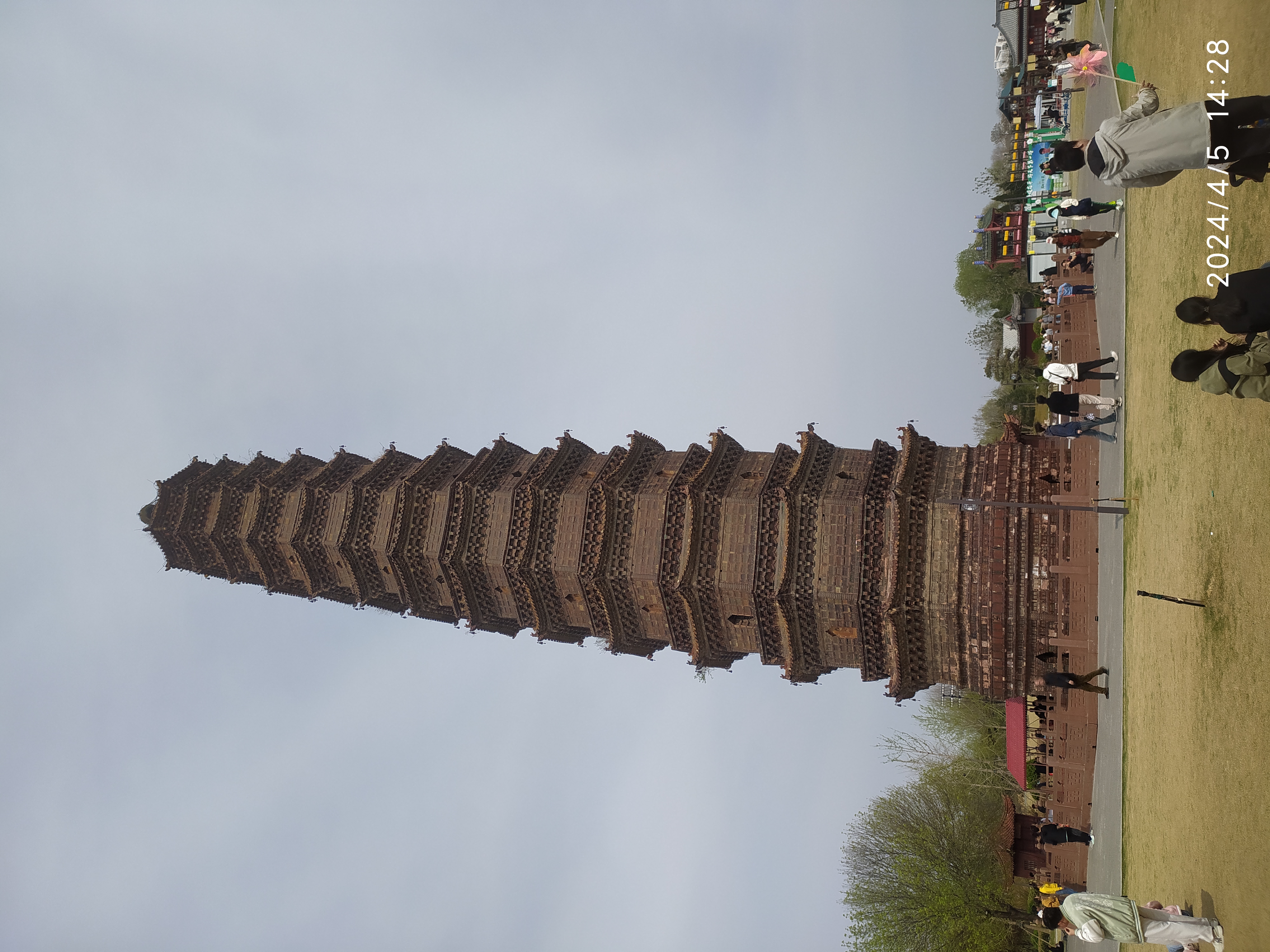 眼前这座中国传统古塔,深棕色的塔身在阳光下显得庄重而神秘.