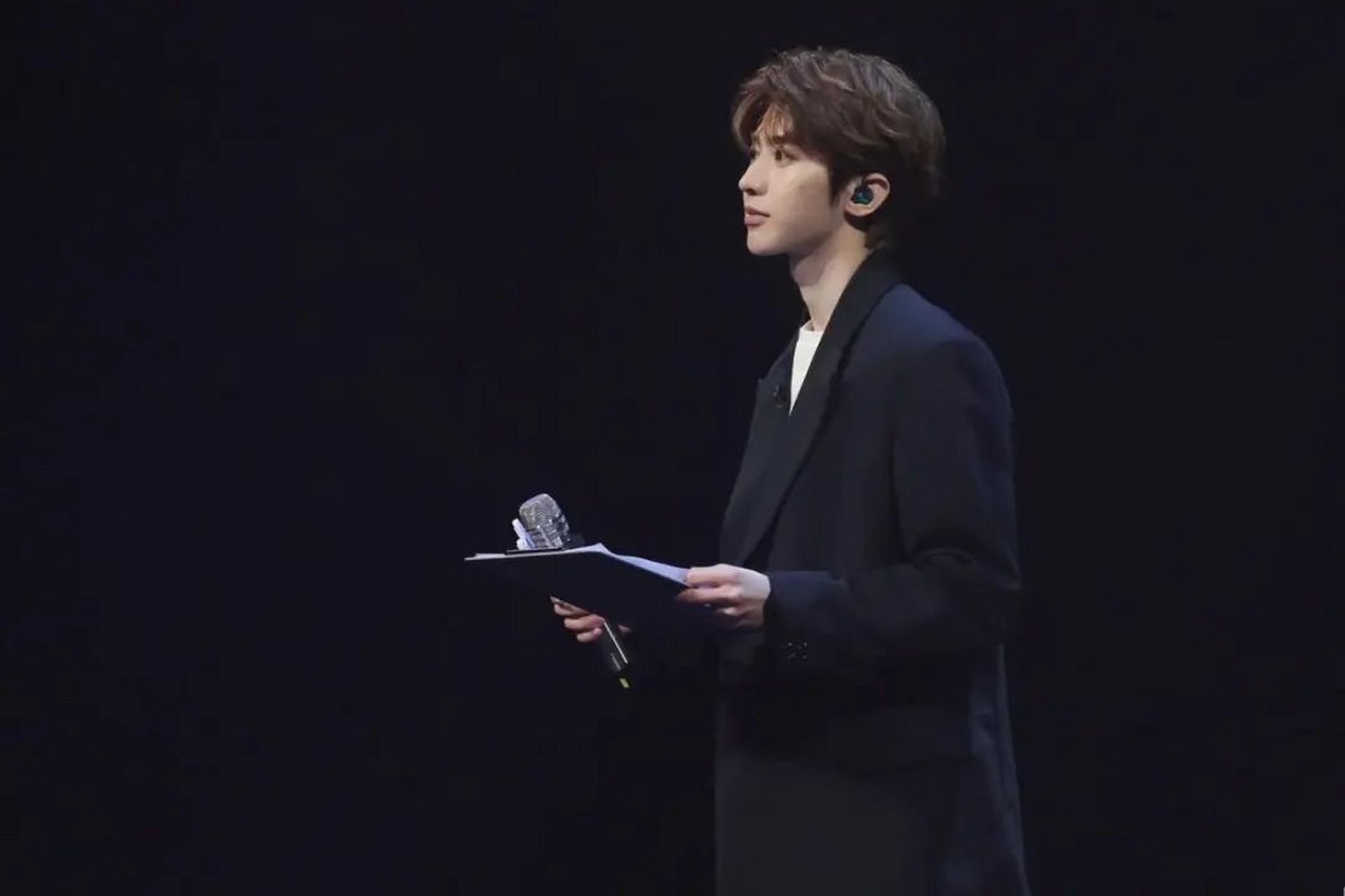 090909 1,#蔡徐坤演唱会向粉丝道歉# 网友指出:他甚至没摘耳返!