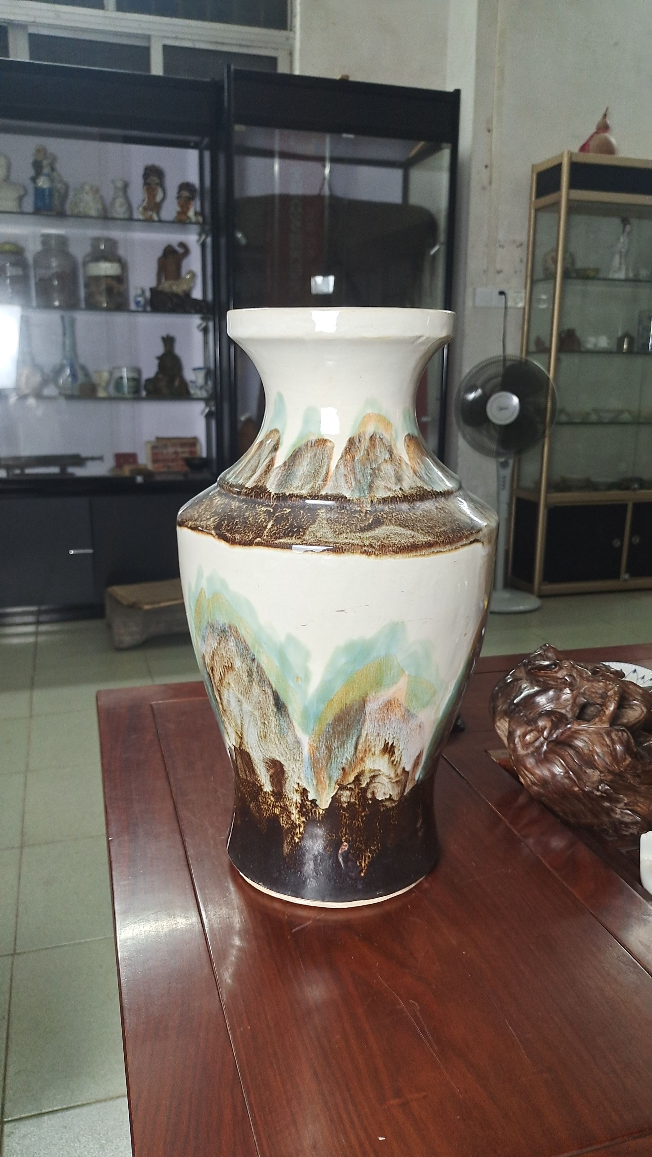 70年代石湾窑瓶,大气.刷釉处仿似山峦叠嶂,山外有山