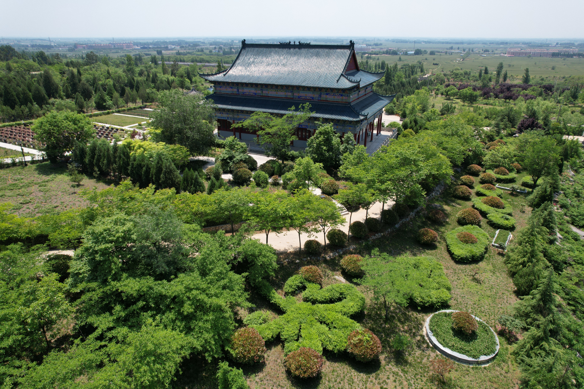 莲花山生态陵园简介莲花山生态陵园由山东省民政厅批准,峄城区人民