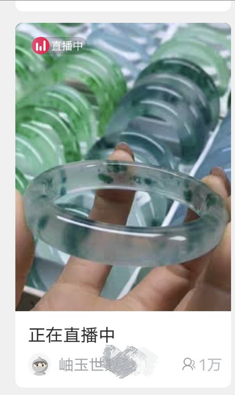 现在的骗子真是无孔不入啊,这种染色石英岩拿来冒充岫玉,还有很多拿