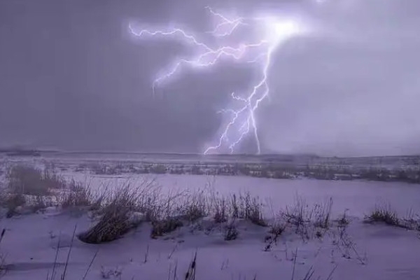 河南安阳出现雷打雪,就在刚才天空中一声巨响轰隆隆的雷声,打破了本来
