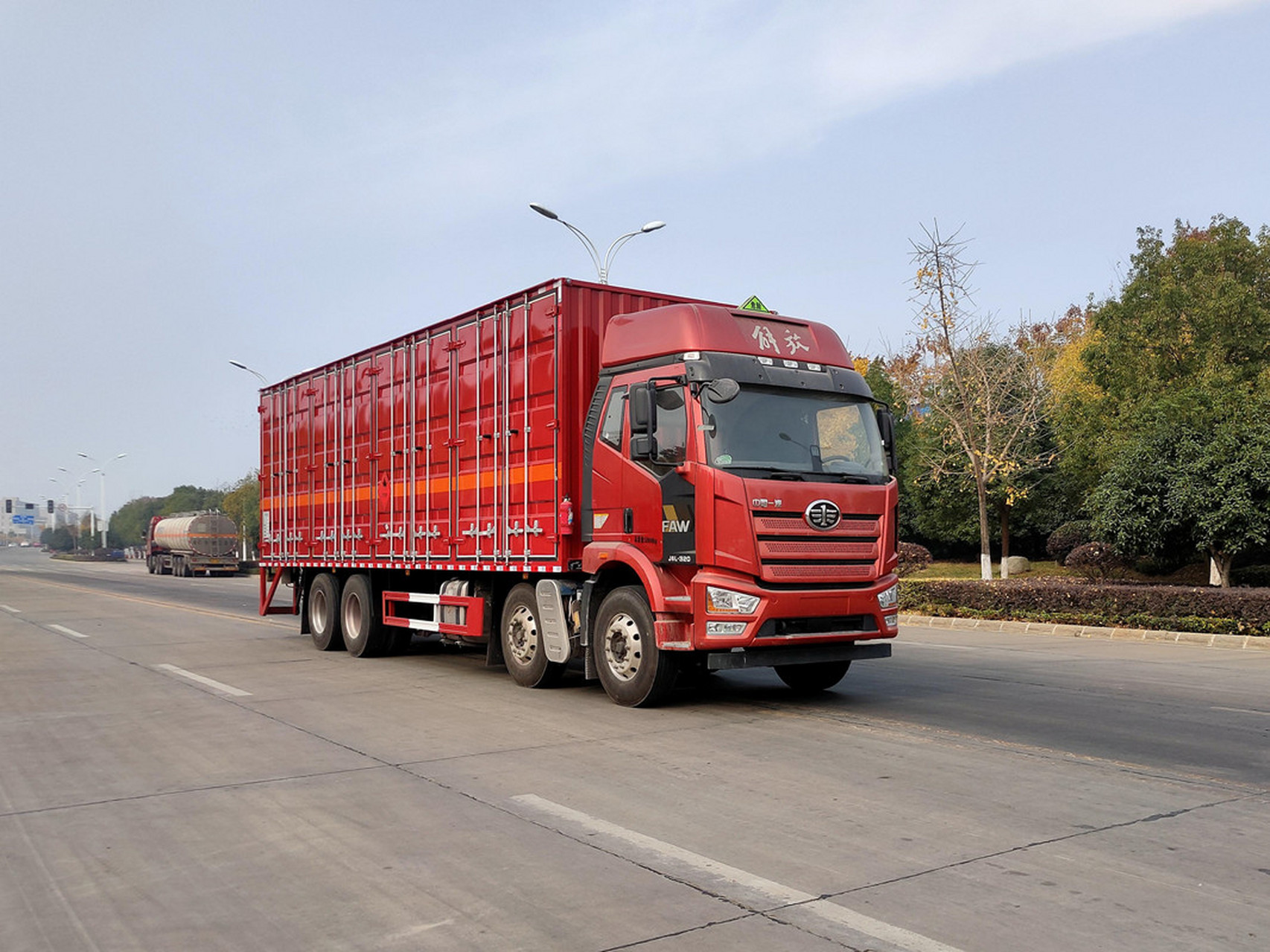 解放j6前四后八腐蚀性物品厢式运输车,毒性物品厢式运输车,爆破器材