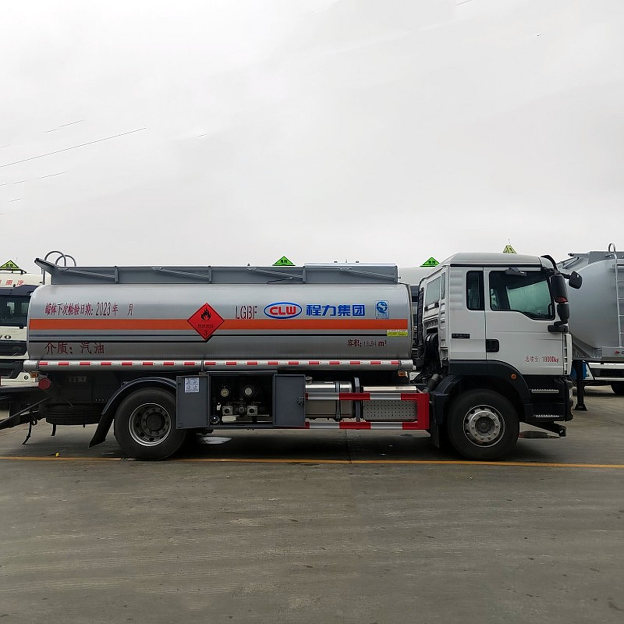 重汽汕德卡加油车 汕德卡运油车 汕德卡油罐车 运输介质:柴油,汽油