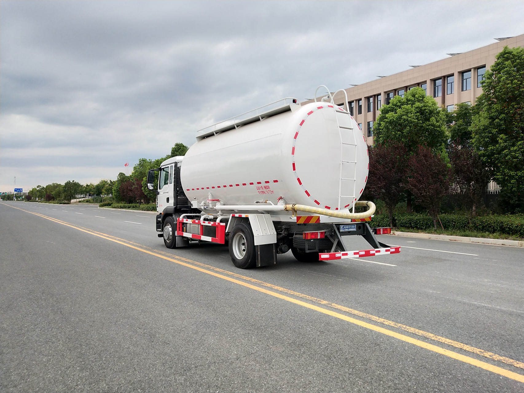 汕德卡单桥散装水泥车 运输介质:粉粒物料运输车,散装水泥 重汽汕德卡