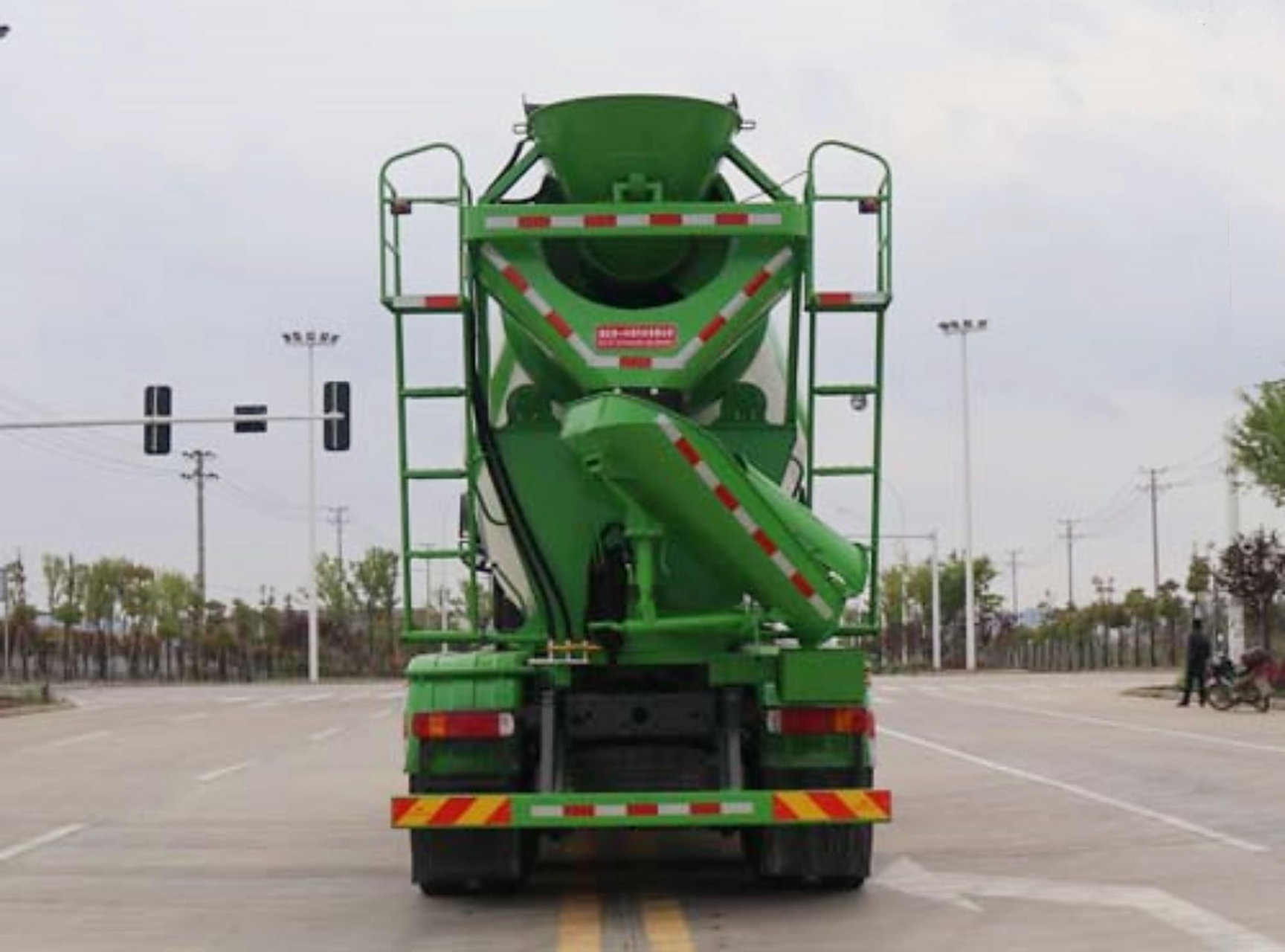 重汽豪沃tx搅拌车 罐体容积:12m06 总 质 量:31000kg 载 质 量:174