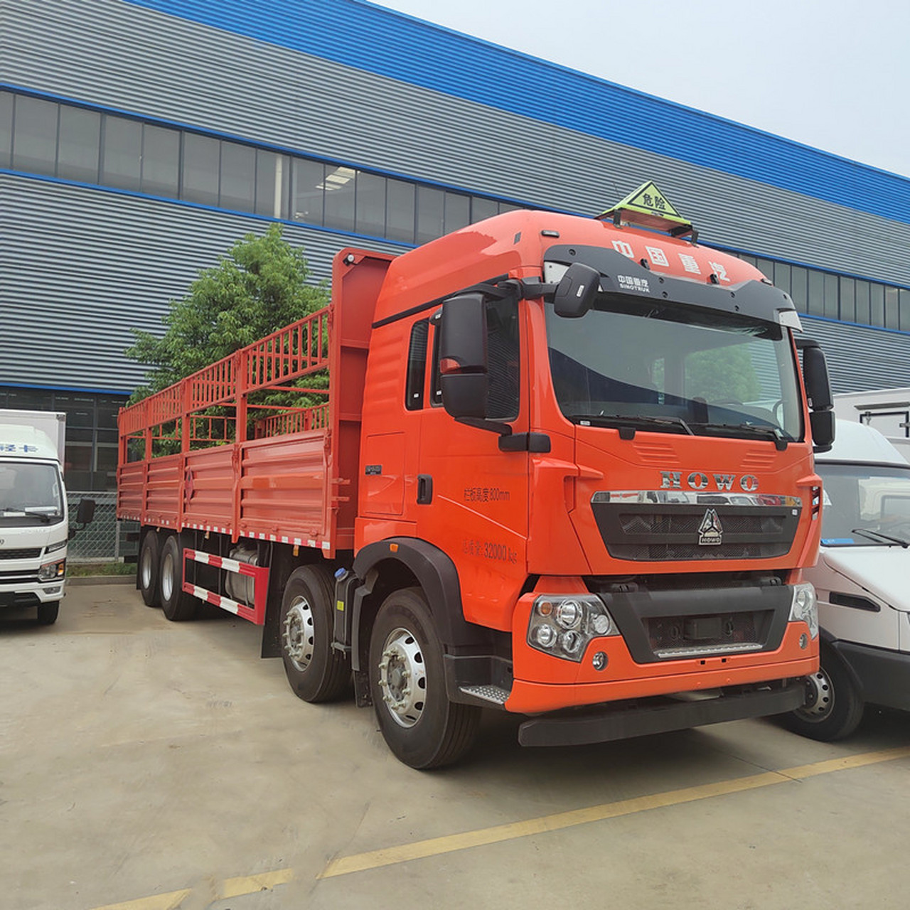 4米气瓶车 重汽豪沃前四后八气瓶运输车 厢体尺寸:9400×2400×800mm