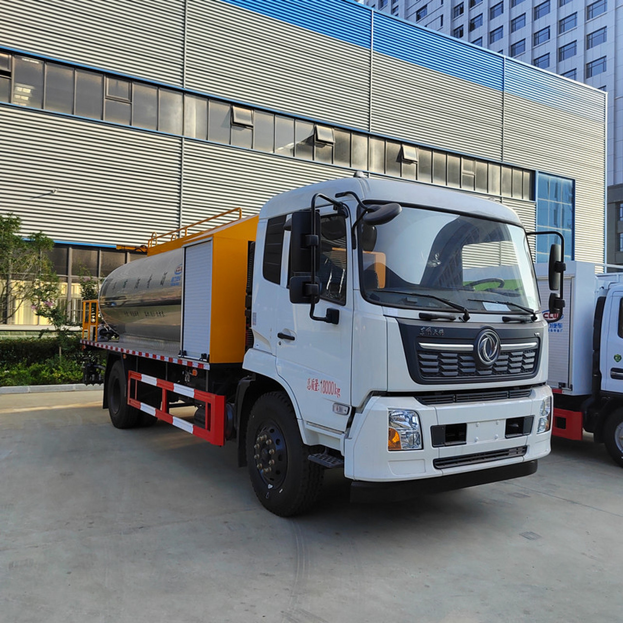 6立方沥青洒布车   罐体容积:9.