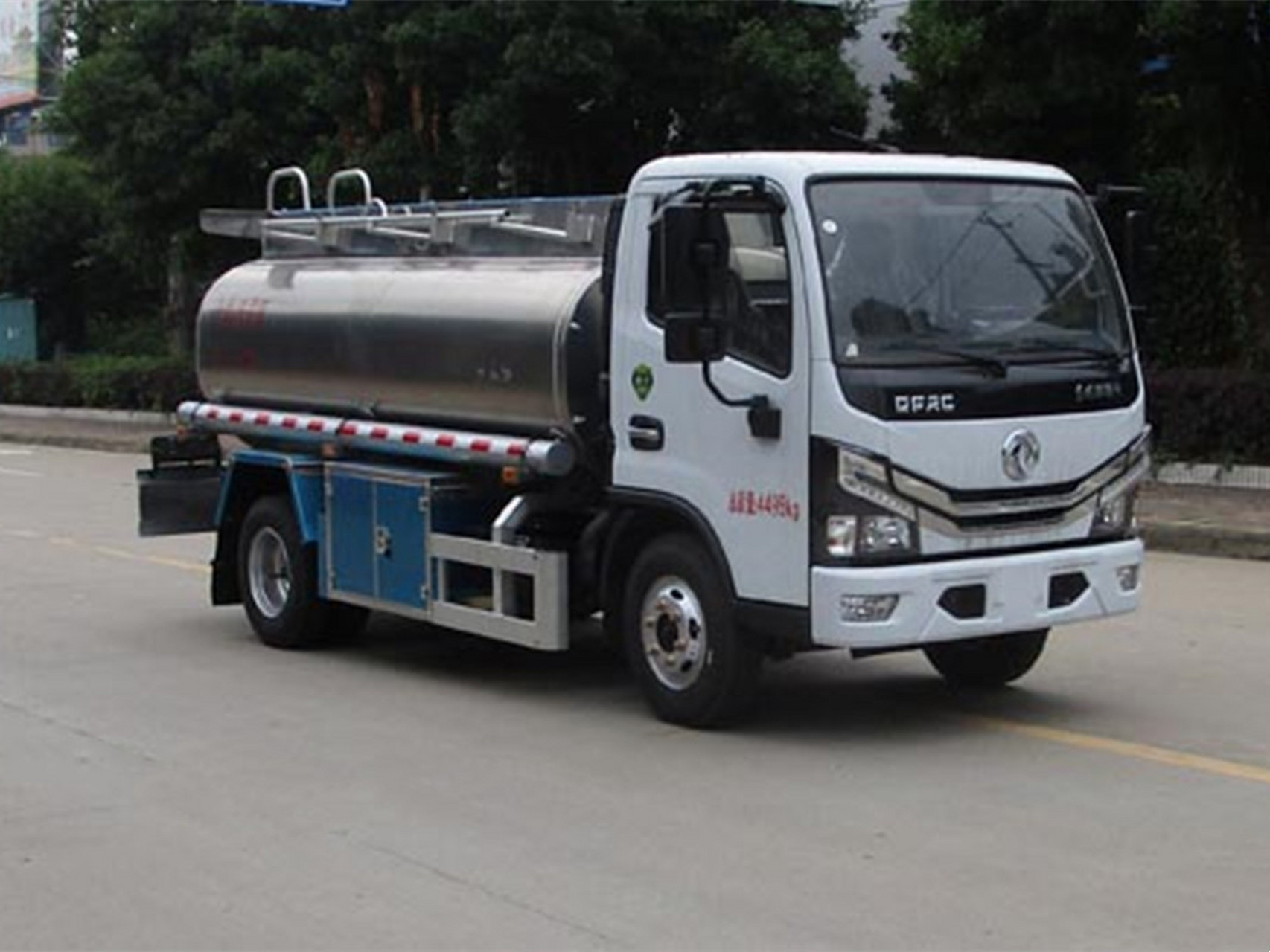 蓝牌东风福瑞卡供液车 东风多利卡普通液体运输车 罐体容积:2.