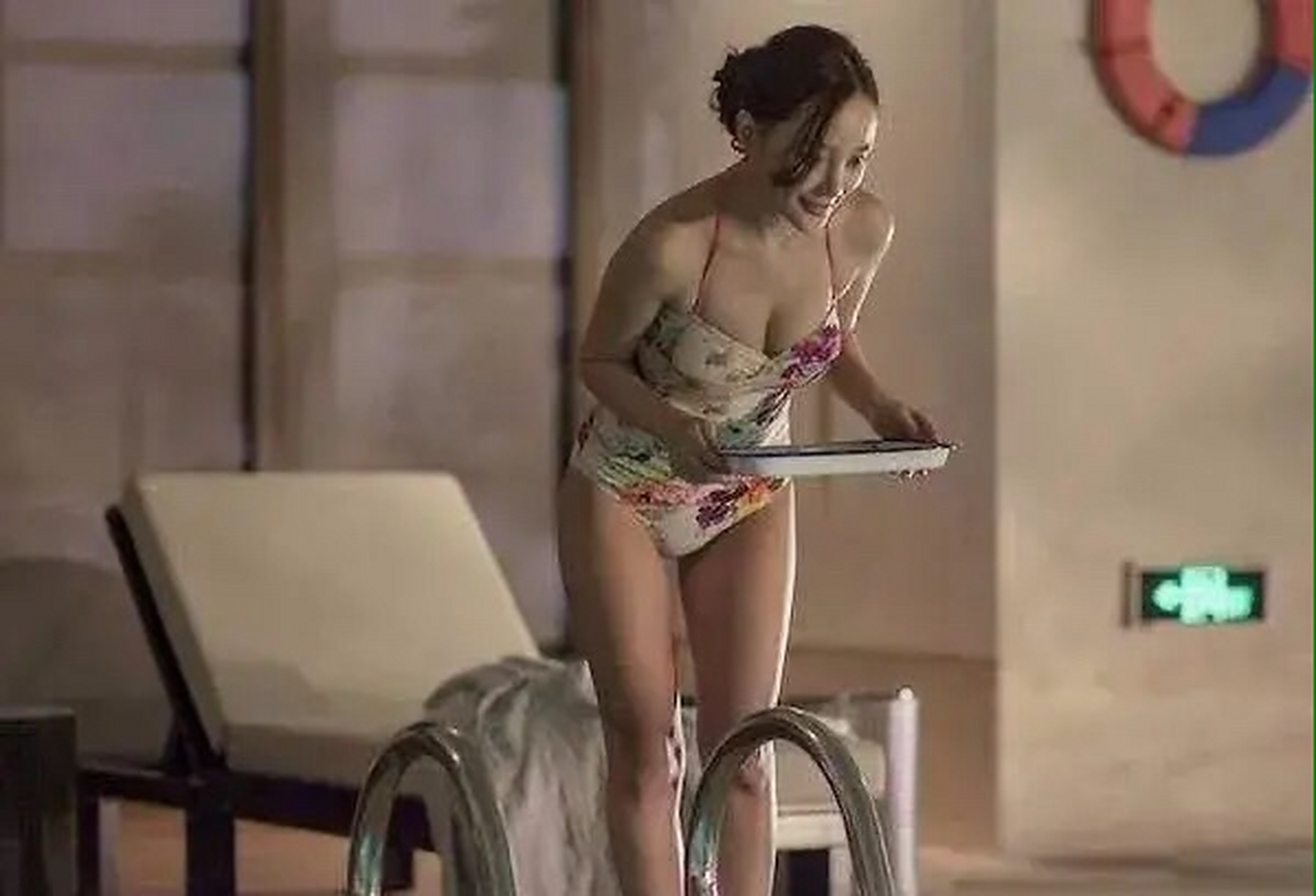 李小璐产后没多久就接拍了《私人订制》,穿着比基尼在泳池内泡了2天