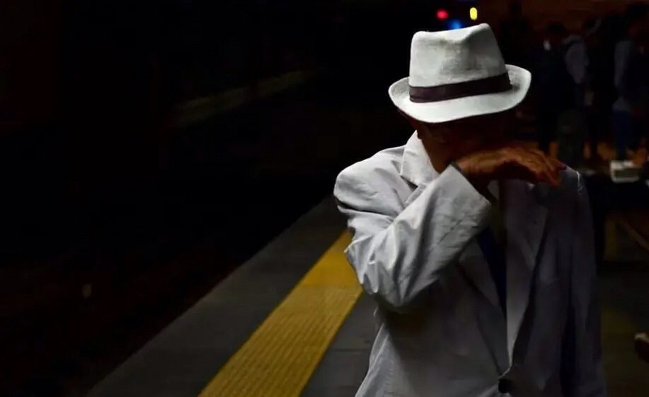 「人不狠,站不稳」的「狠」对象是自己,而不是别人.