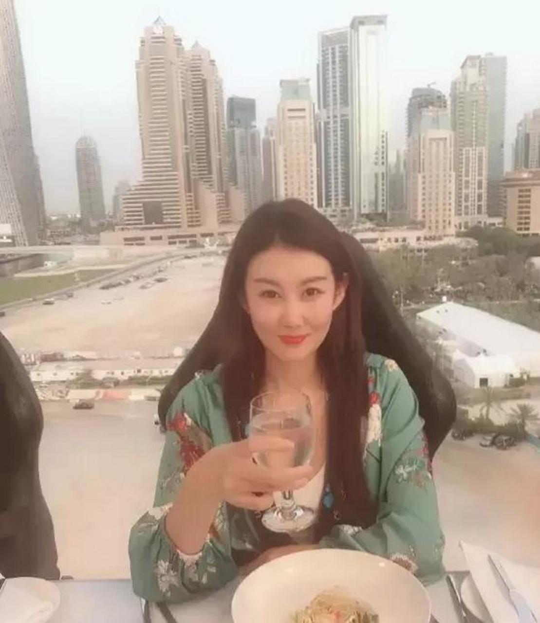 王宝强女友青冯清青涩旧照曝光,参加选美比赛的她身材高挑,气质不错