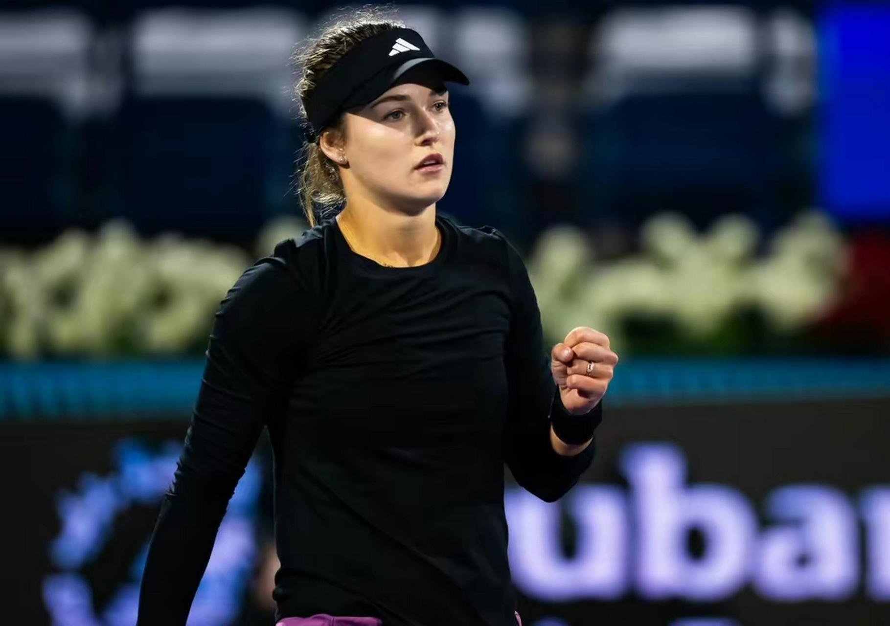 年初澳网从资格赛打进八强被郑钦文淘汰只是开始,在迪拜站卡林斯卡娅