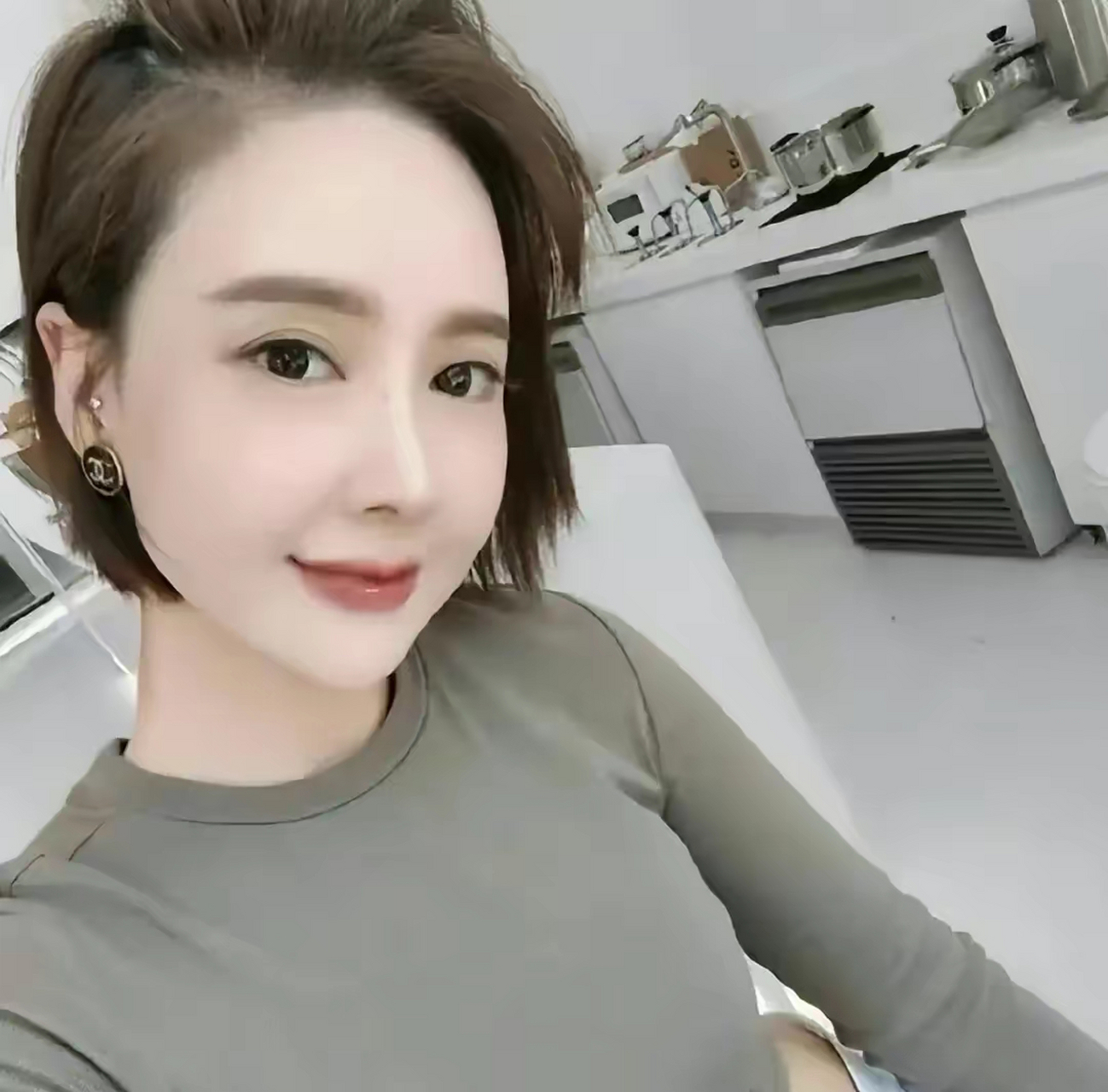 杨鸣45岁新女友身份曝光,离异带娃已同居.