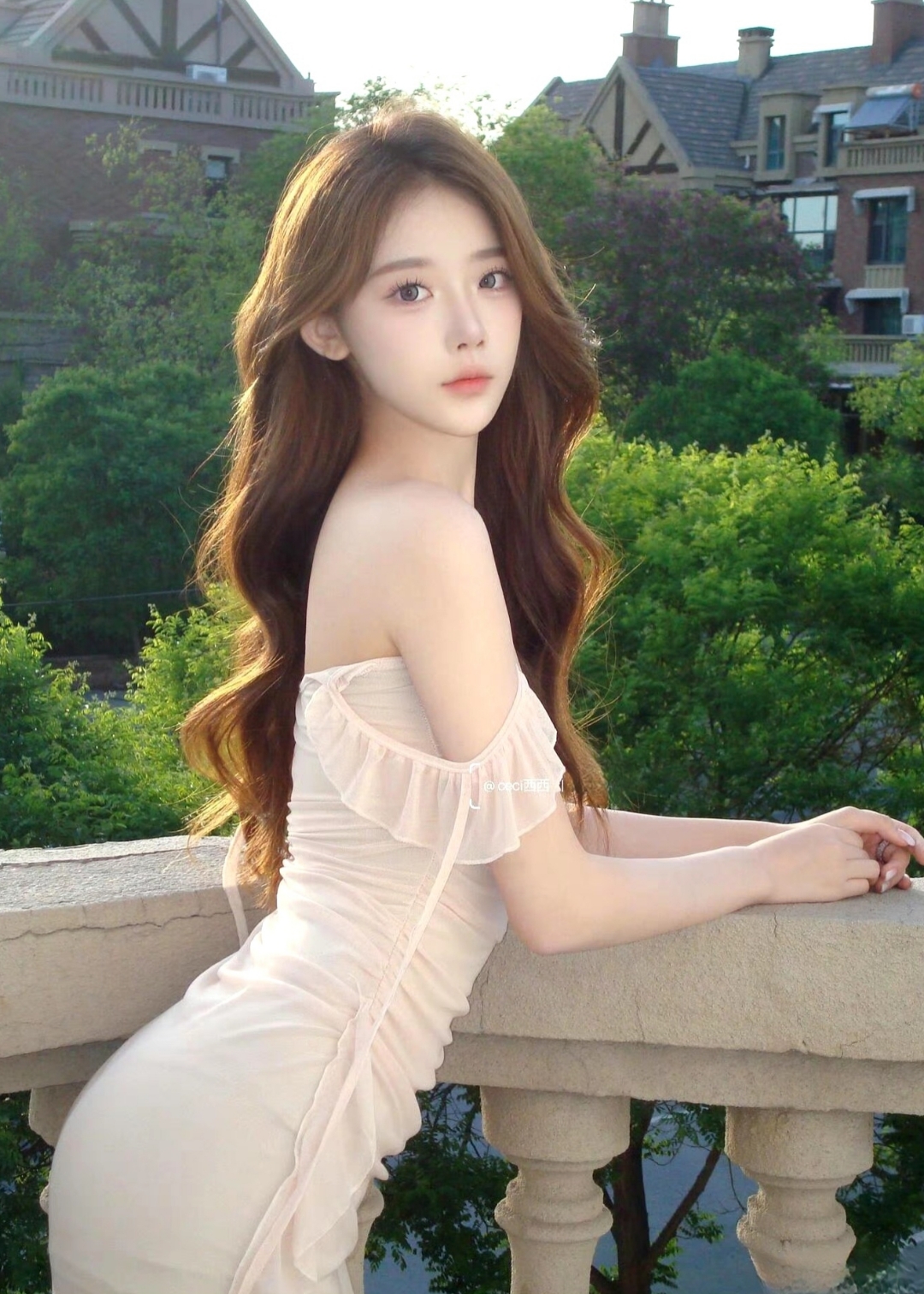 别墅阳台,午后阳光正好,树荫斑驳,小姐姐拍照太上镜了,美美哒