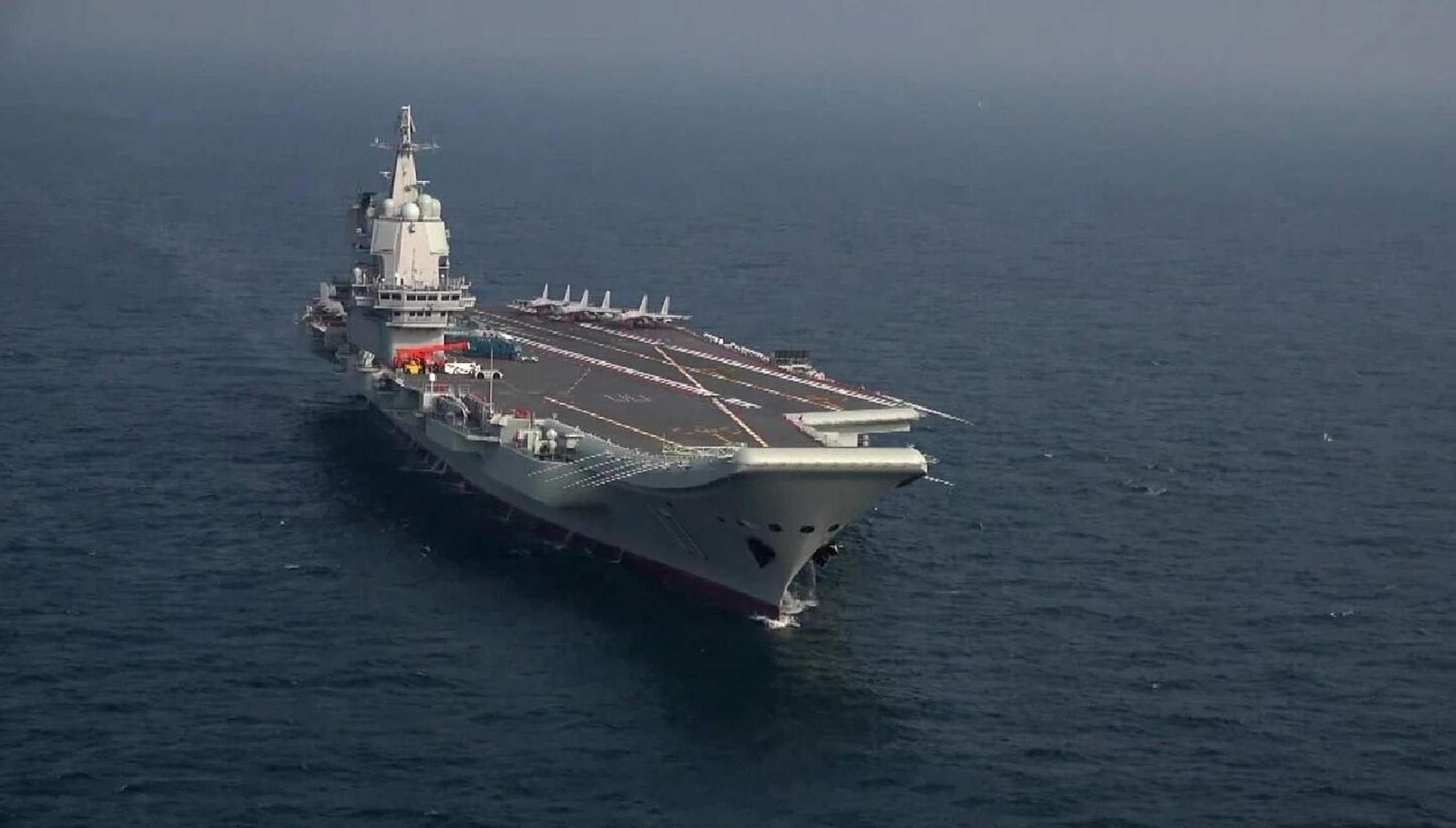 这是山东号航空母舰.