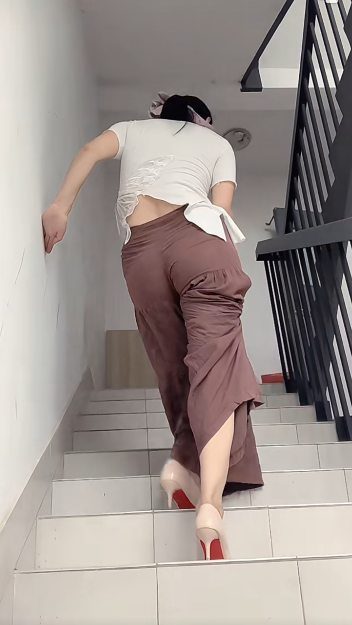 穿点高跟鞋上楼梯把脚崴了怎么办呀