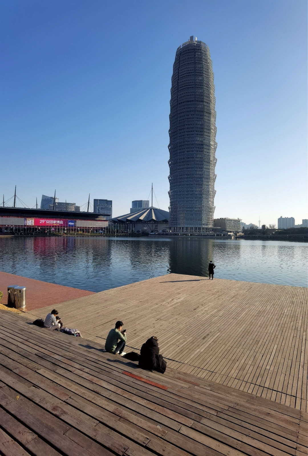河南郑州大玉米楼的冬日风光  行走河南,游玩郑州大玉米楼,体验郑州市