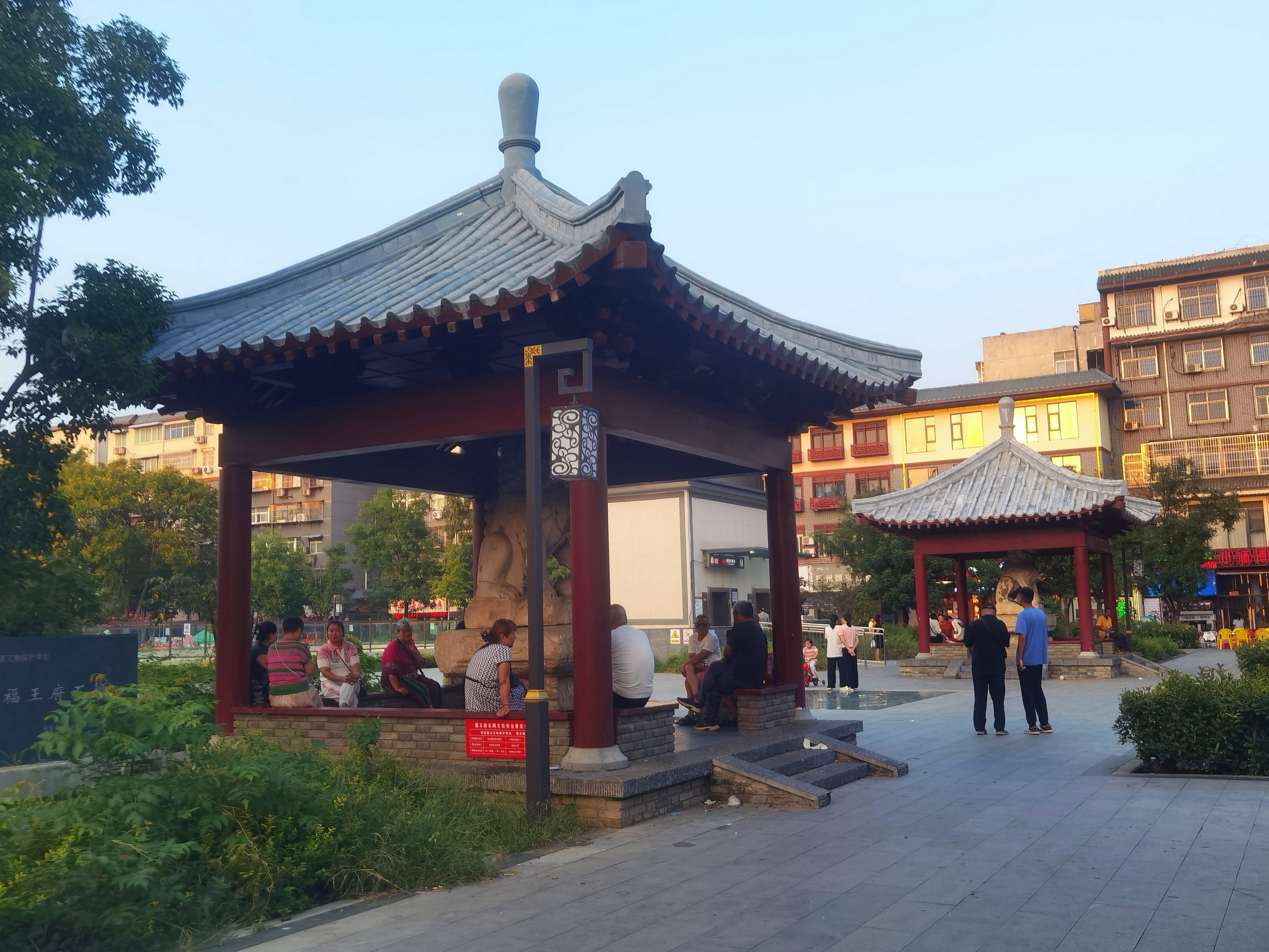 行走河南洛阳,欣赏青年宫地铁口的河南省文物保护单位