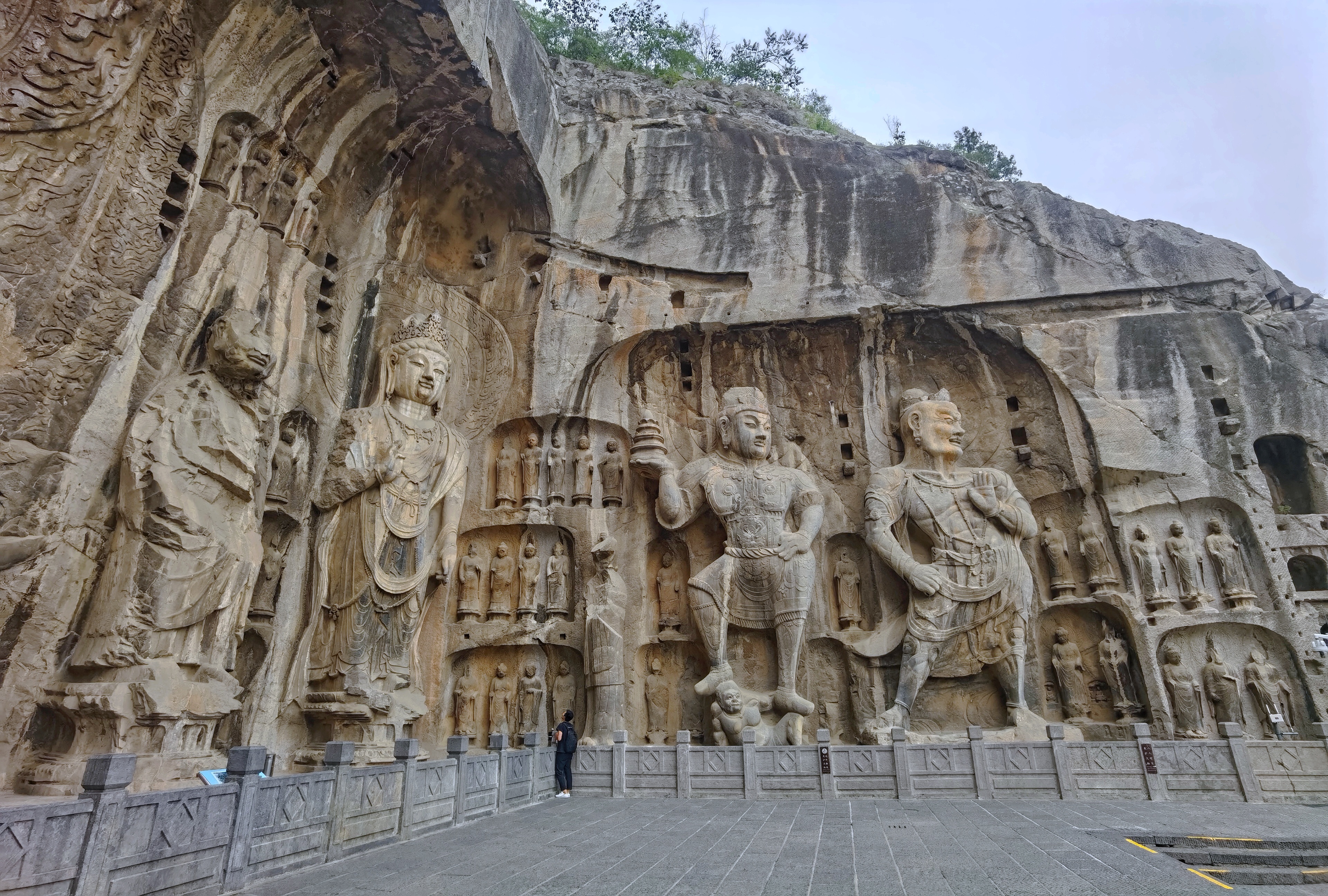游客惊叹龙门石窟美景,激动之下下巴脱臼  5月3日,河南洛阳的龙门石窟