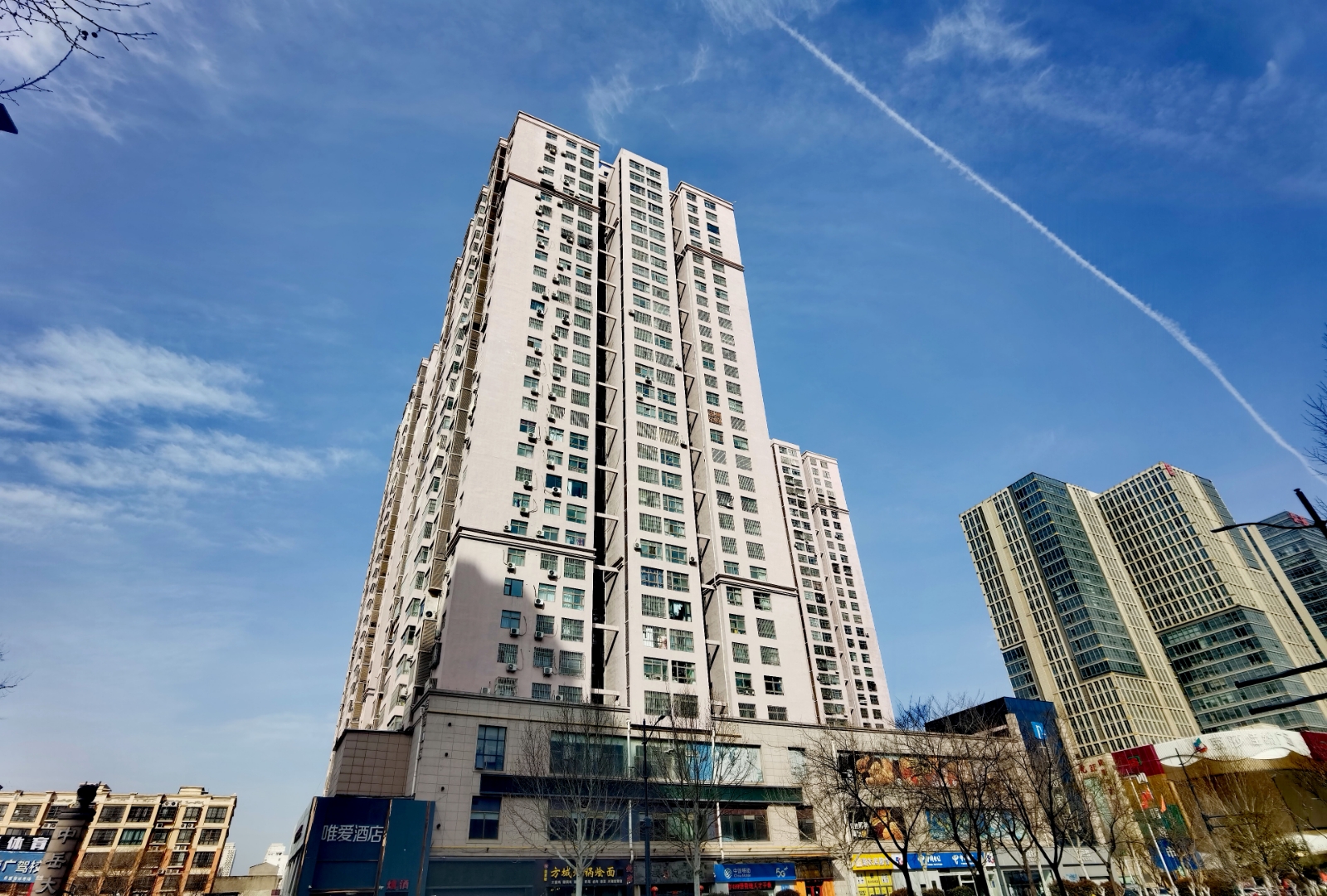 天气晴好,少有的蓝天又回来啦,走出家门踏春吧  河南