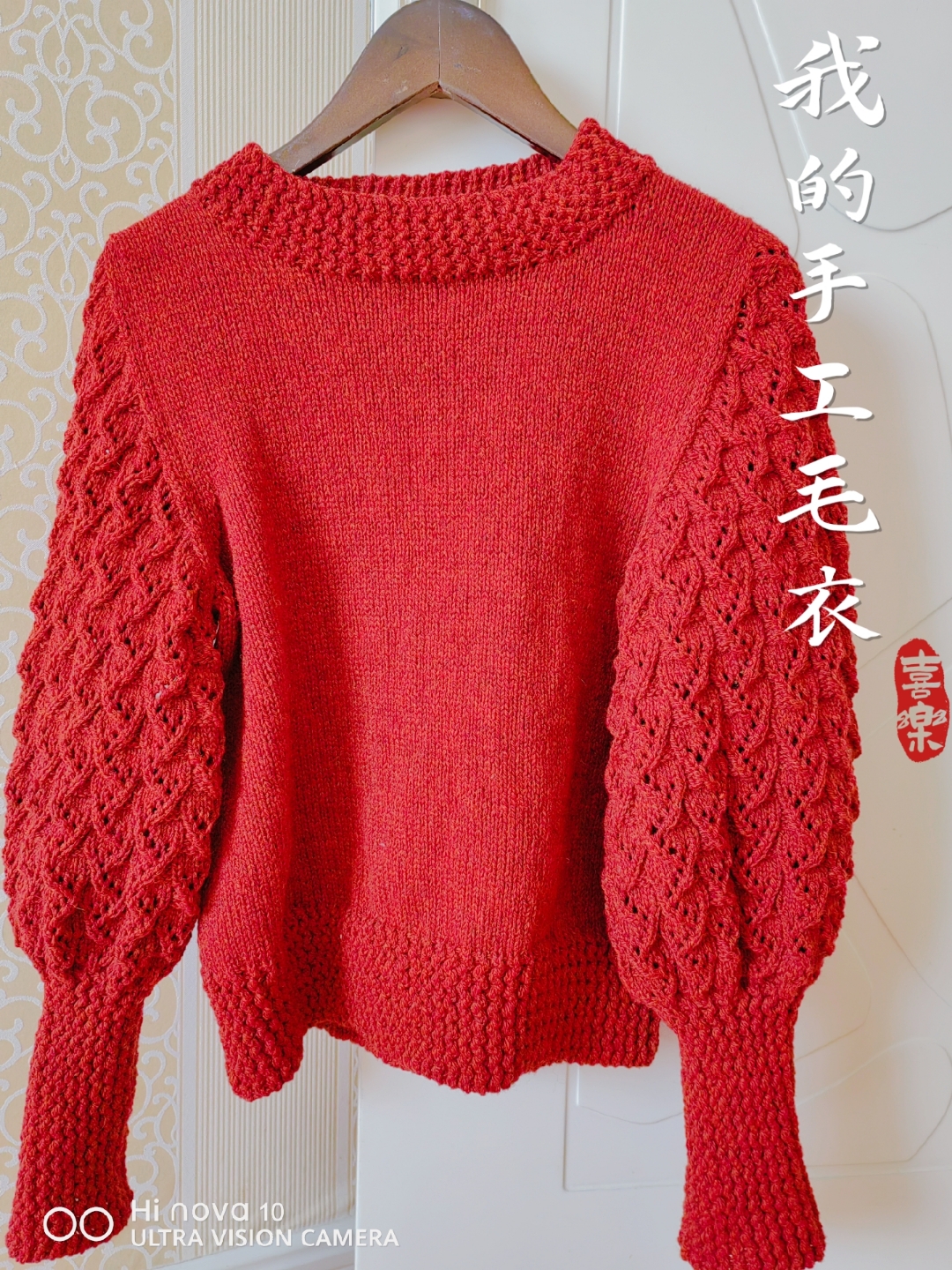 冬日里的温暖守护者:手织红色毛衣  那一抹亮丽的红色,犹如冬日里的
