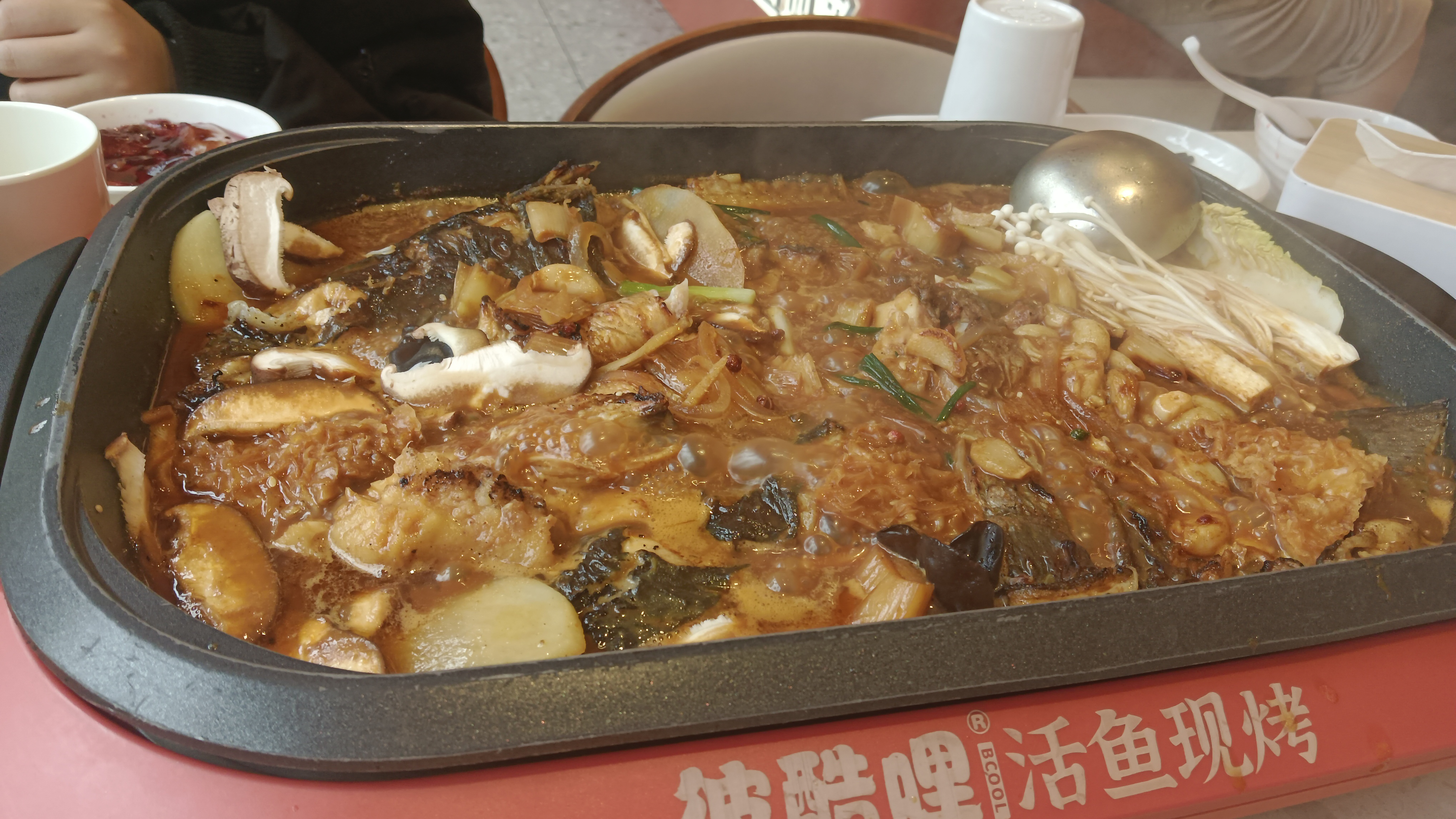 饭店的活好累,女儿每天回家都累得走路都一瘸一瘸的,手端盘子累得伸