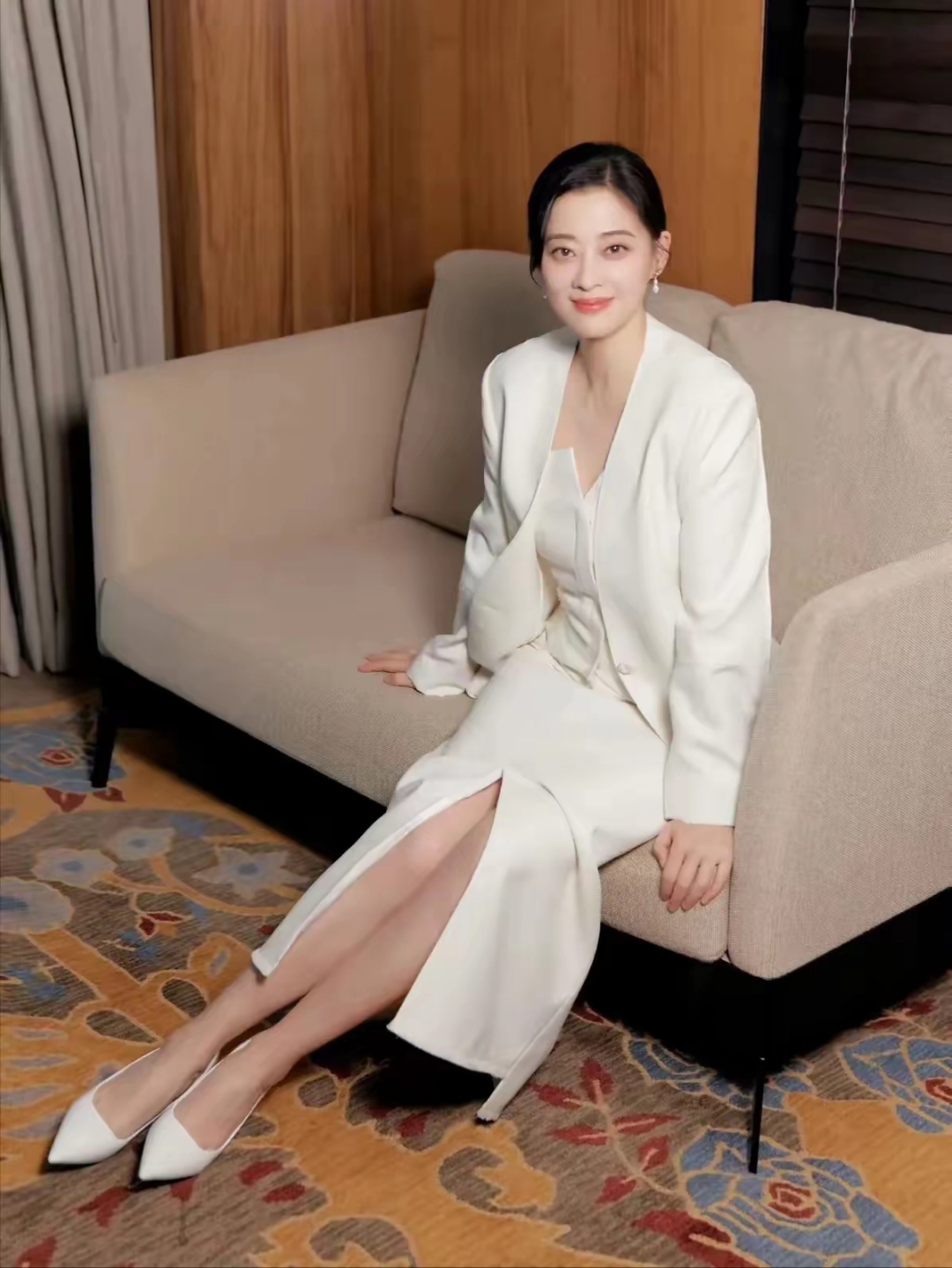梅婷优雅坐姿一袭白裙美得不可方物图文动态同步大赛