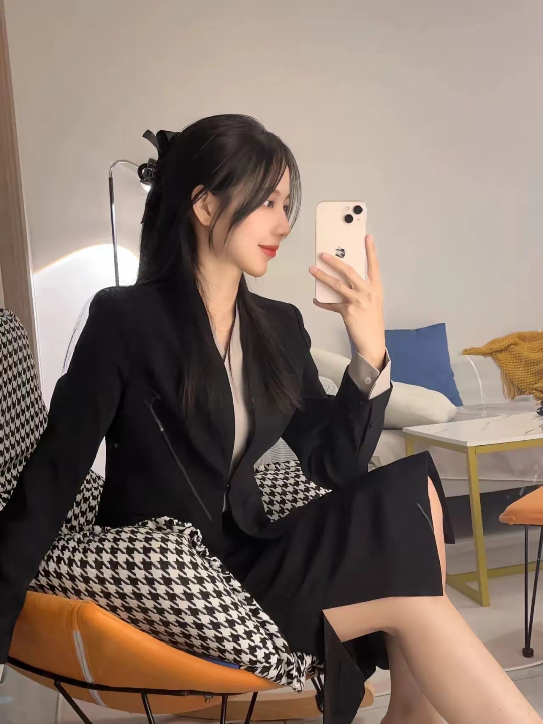 在酒店里,身着黑色职业装,长发高高挽起,专注手机自拍,幽然自得的一次