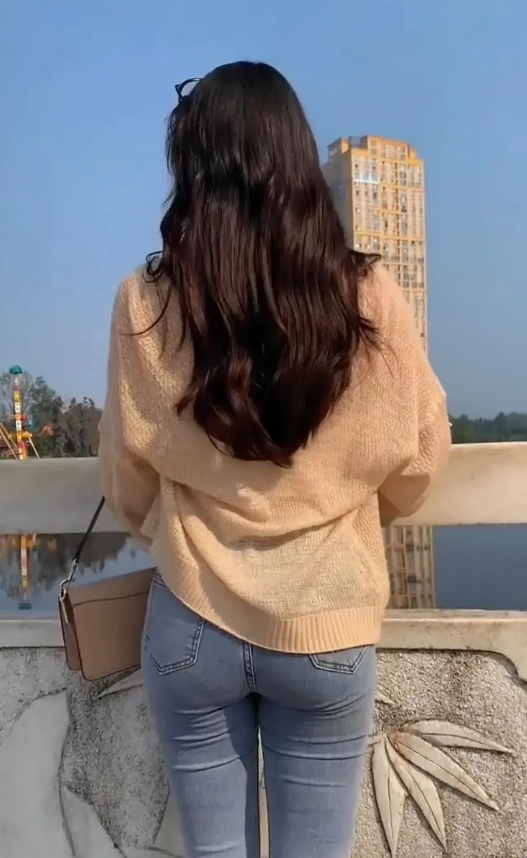 在湖边,我遇见了一个背影如画的女生.