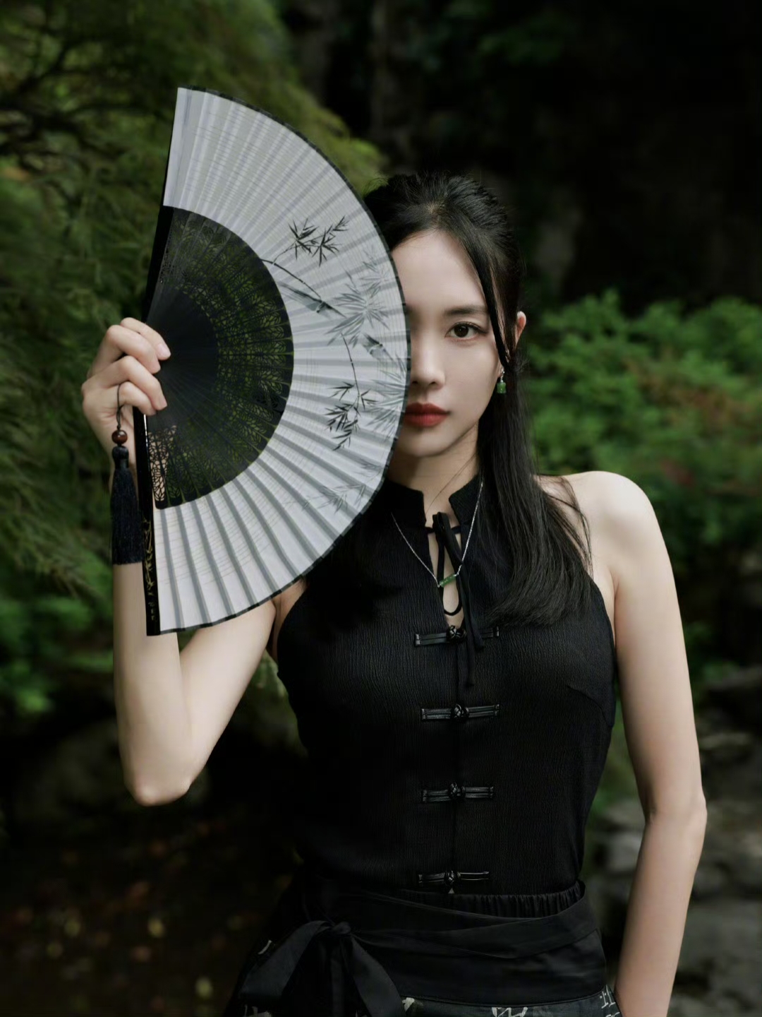 每一道光芒都似在诉说着往昔的故事拿扇子的手势手拿扇子执扇的手这