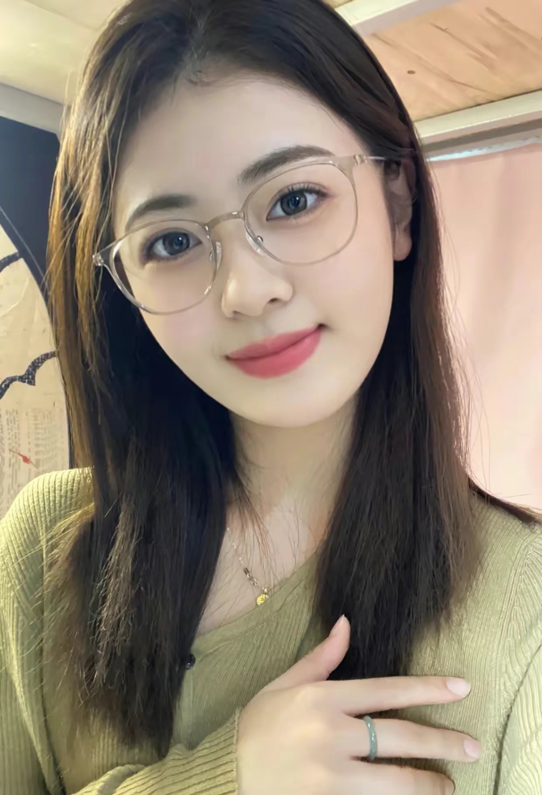 圆形眼镜增添了几分文艺气息,黑色长发与淡棕色眼睛的搭配更是独具