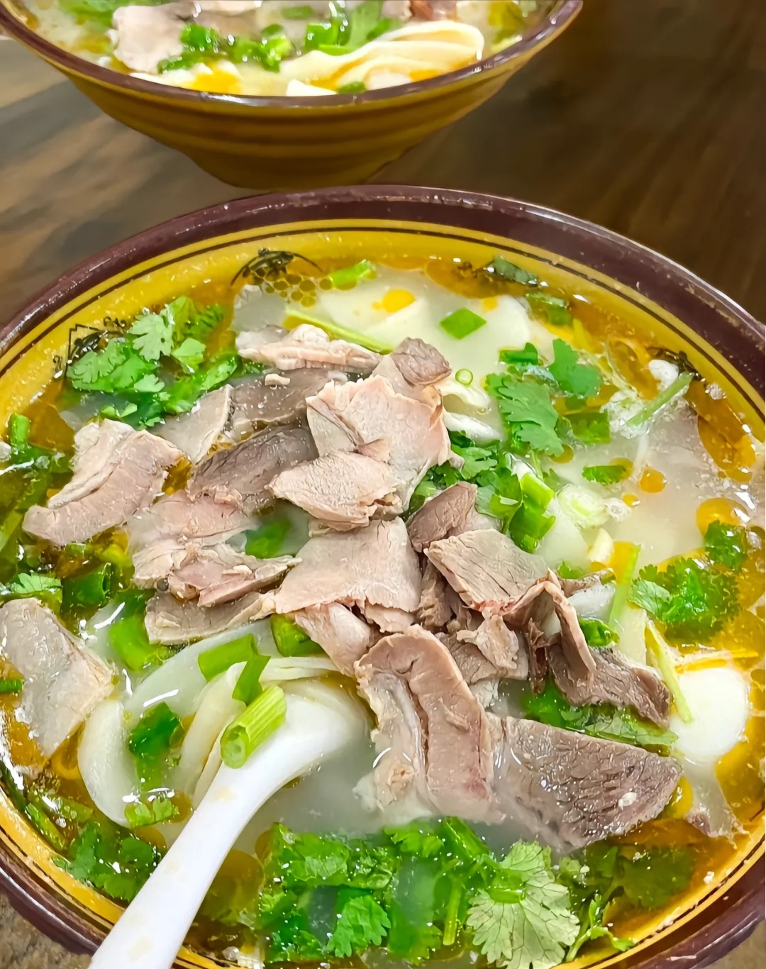 河南羊肉烩面是一道具有浓厚地方特色的传统美食,源自中国河南省.