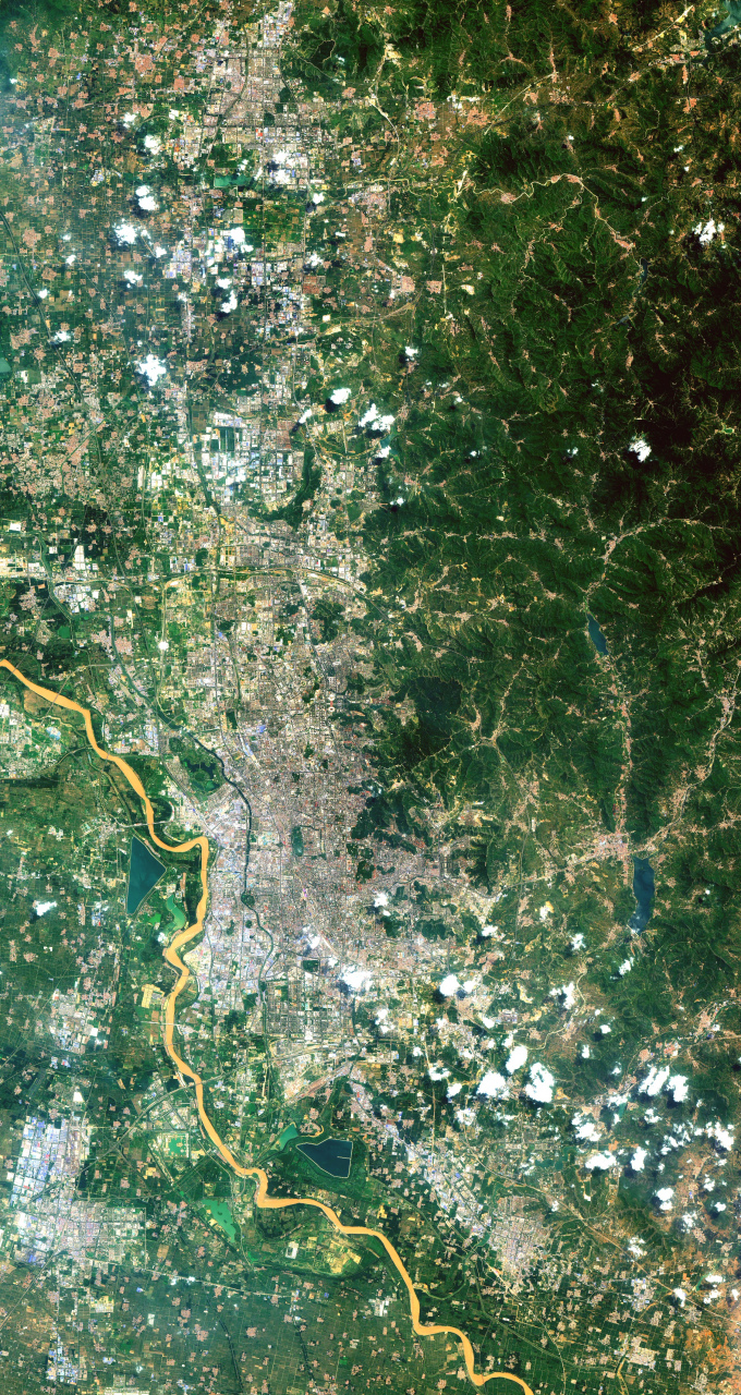 19) 2022年7月19日拍摄的山东济南市最新卫星图片.