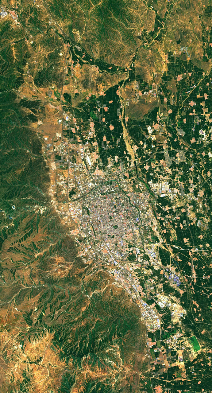 17) 2023年7月17日卫星影像图片,内蒙古呼和浩特市,旋转观看