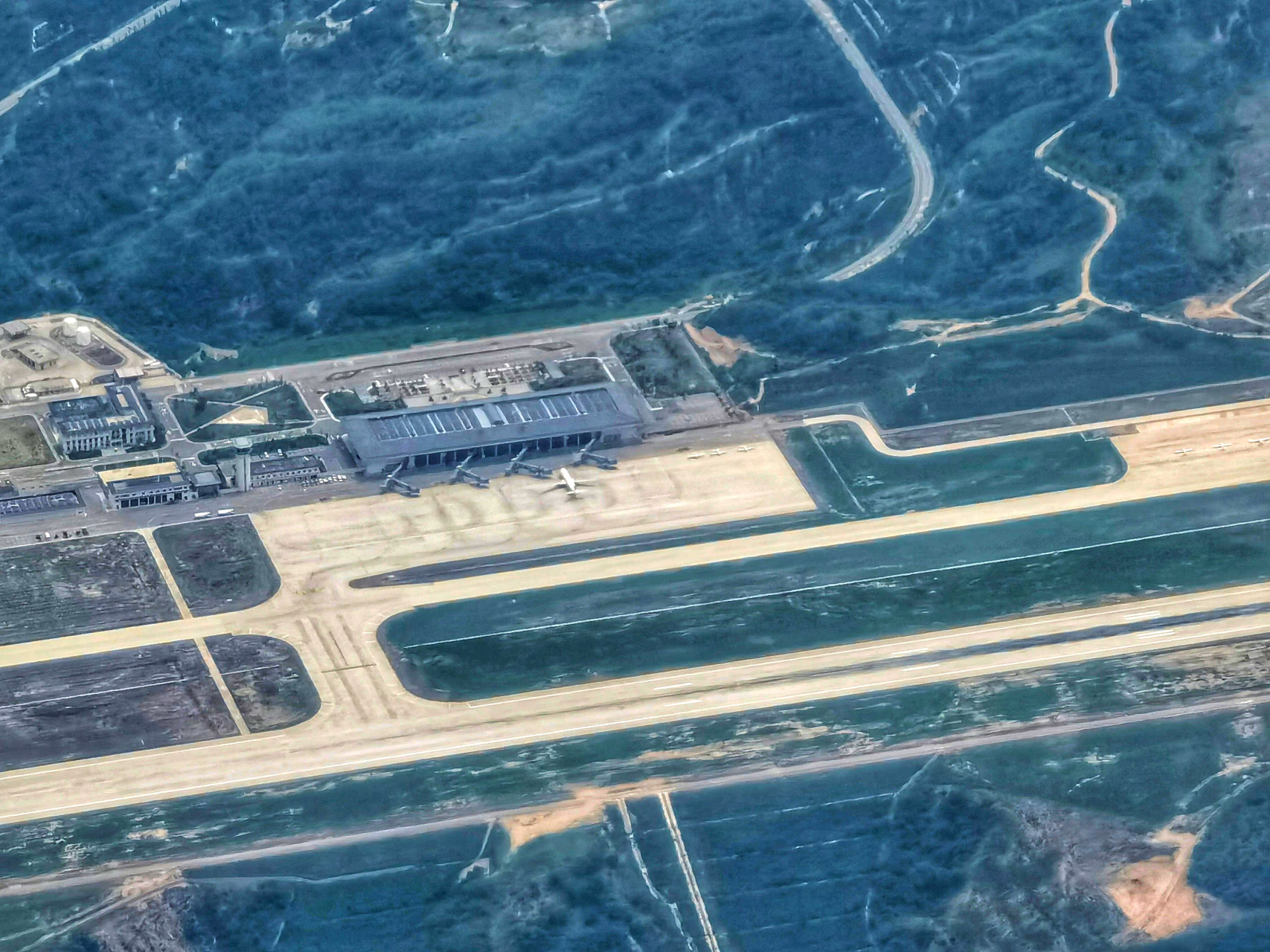 22) 网友空中俯瞰延安机场,非常清晰,跑道端头的飞机都可以看清!