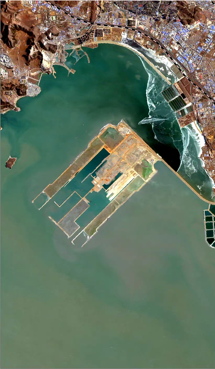 大连金州湾机场建设前后对比卫星影像 2023年4月8日和2016年1月8日