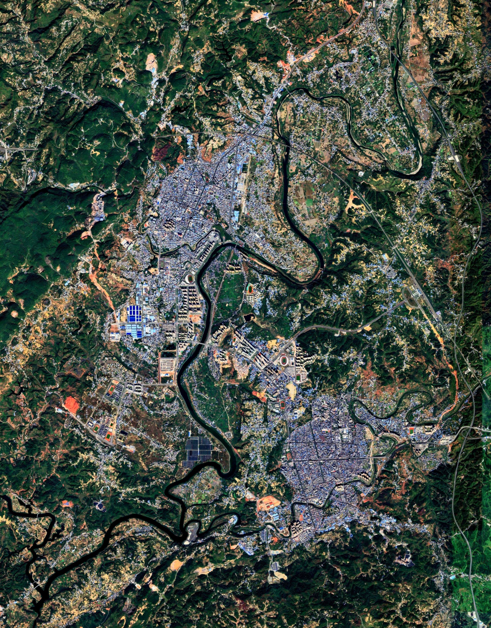 6月卫星影像图片,一河隔两岸之两座县城,湖北省来凤县与湖南省龙山县