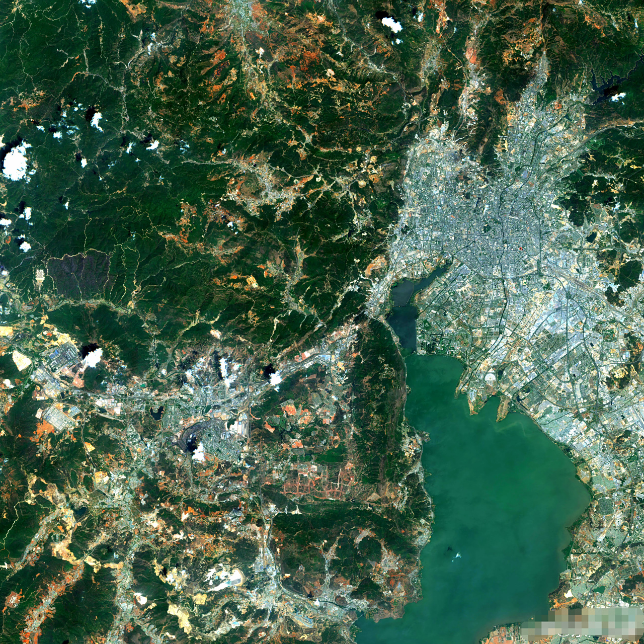 21) 2023年4月21日拍摄的卫星影像图,云南省昆明市及周边区域(图片可