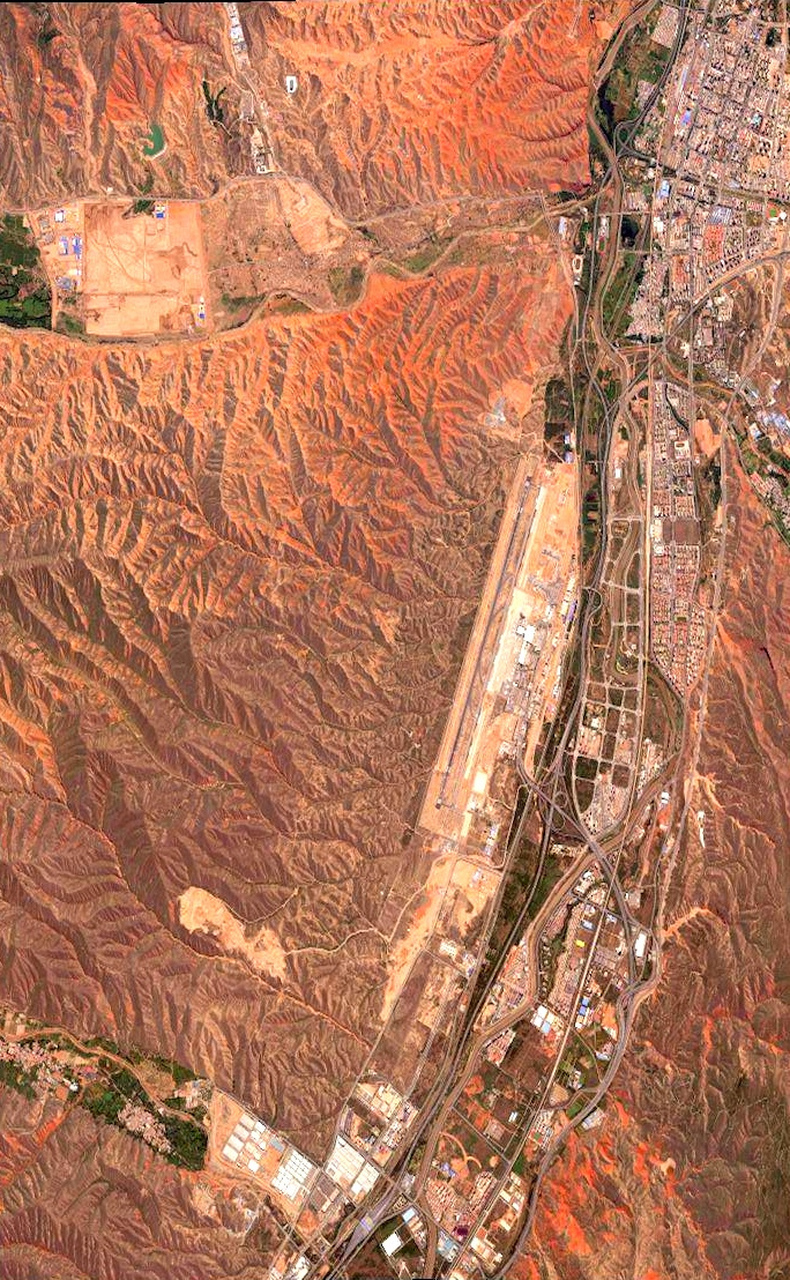 18) 2023年7月18日拍摄的卫星影像图片,青海省西宁市曹家堡机场,海东