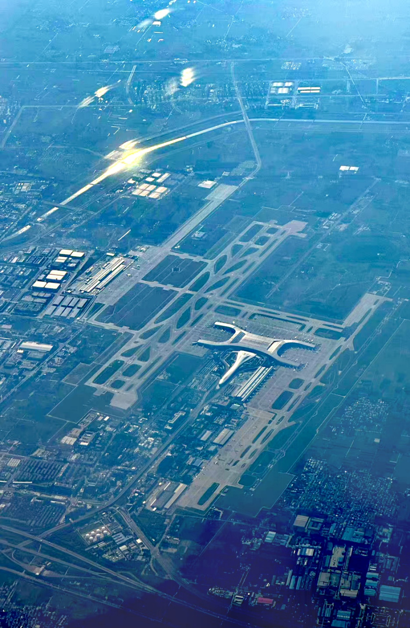 河南省郑州市新郑机场  网友空中俯瞰郑州新郑机场,配合着云层和光影